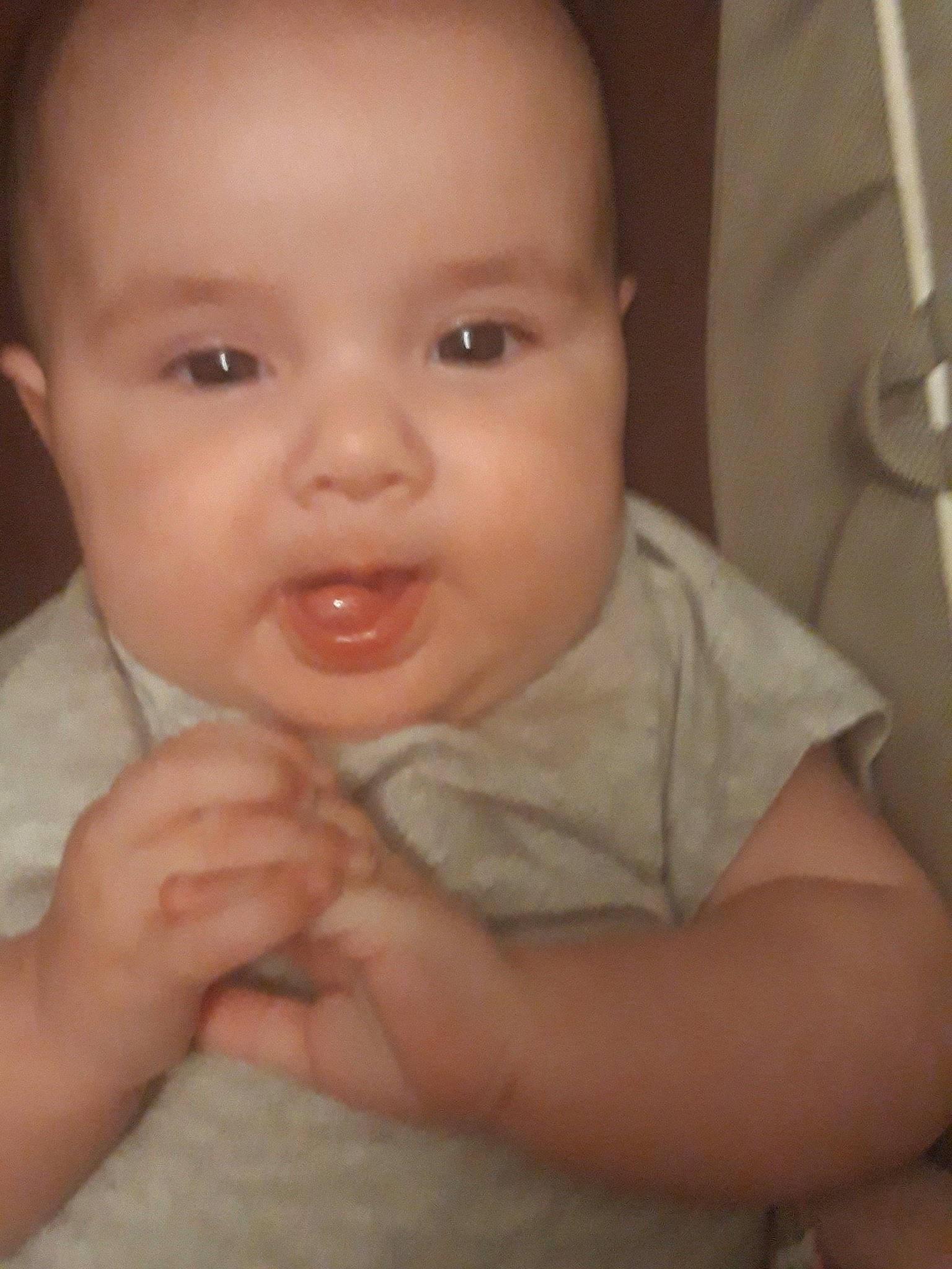 Victoria participe au concours pour gagner de l'argent avec cette photo : baby, baby_making_funny_faces, cheek, child, chin, eye, eyebrow, face, facial_expression, finger, forehead, head, iris, lip, mouth, nose, person, skin, smile, thumb