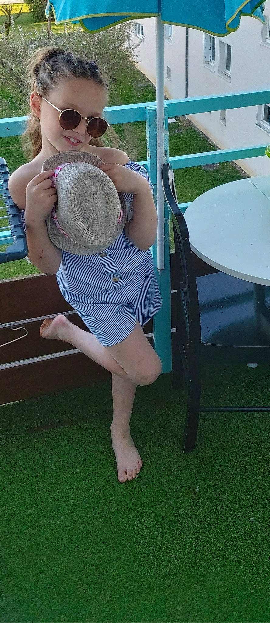 Angélique a rejoint le concours — aidez-le/la à gagner de superbes lots ! barefoot, cap, eyewear, fun, glasses, goggles, grass, hat, knee, leisure, outdoor_furniture, person, recreation, shoulder, sun_hat, sunglasses, thigh, toddler, vision_care, waist