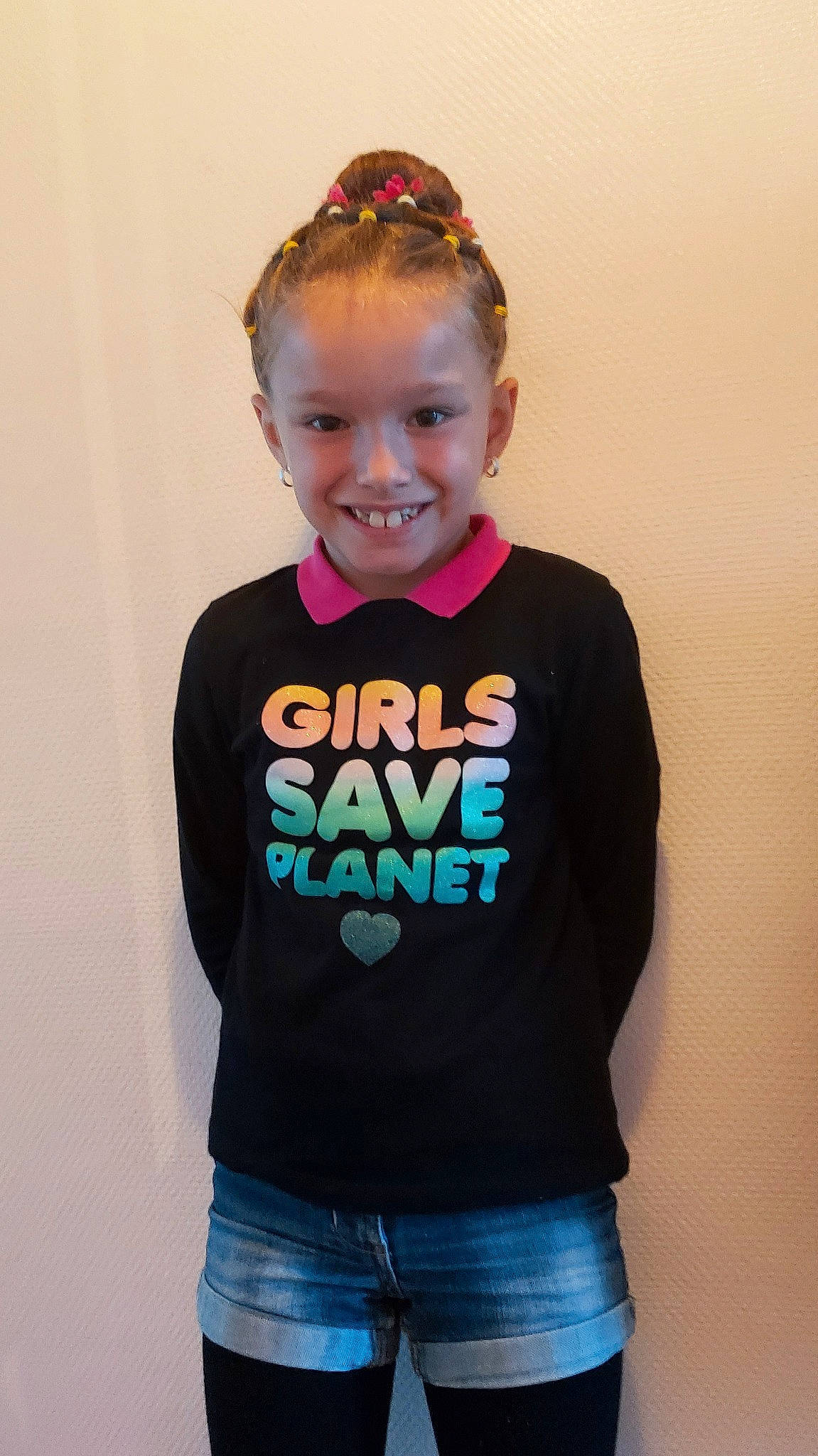 Angélique participe au concours pour gagner de l'argent avec cette photo : arm, baby_toddler_clothing, cheek, eye, eyebrow, face, forehead, hair, happy, head, human_body, jeans, joy, neck, organ, outerwear, person, skin, sleeve, smile