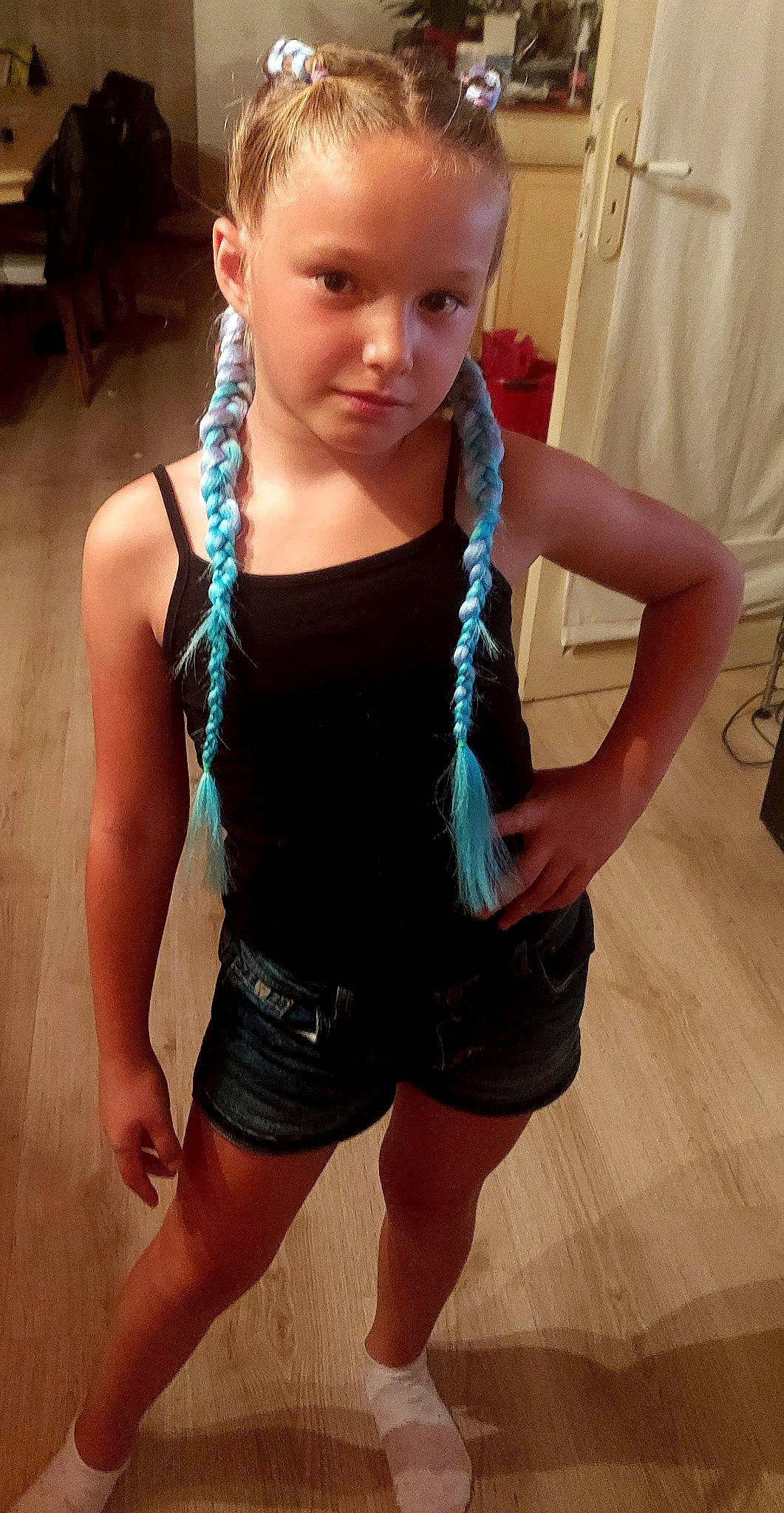 Angélique participe au concours pour gagner de l'argent avec cette photo : active_tank, beauty, chest, eyewear, head, jean_short, joint, leg, muscle, neck, person, shorts, shoulder, skin, sleeve, sleeveless_shirt, standing, textile, thigh, trunk