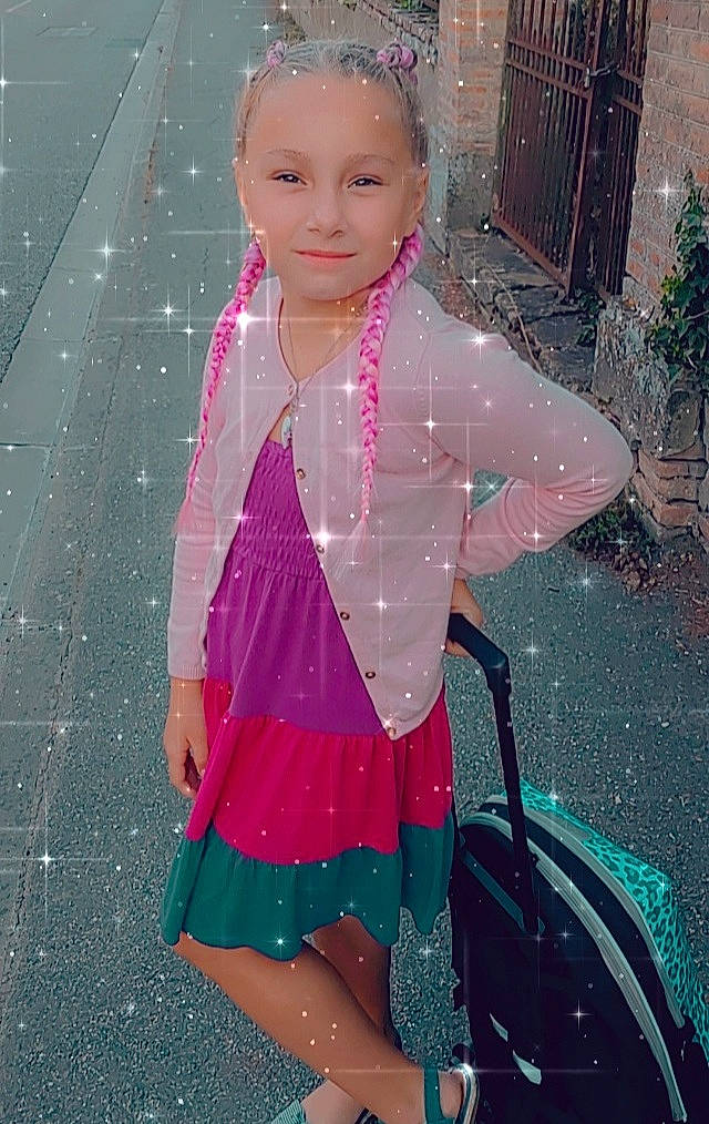 Abbygaëlle a rejoint le concours — aidez-le/la à gagner de superbes lots ! arm, baby_toddler_clothing, blond, child, dress, face, fun, hair, happy, head, houseplant, human_body, joy, magenta, pattern, person, pink, plant, shorts, skin