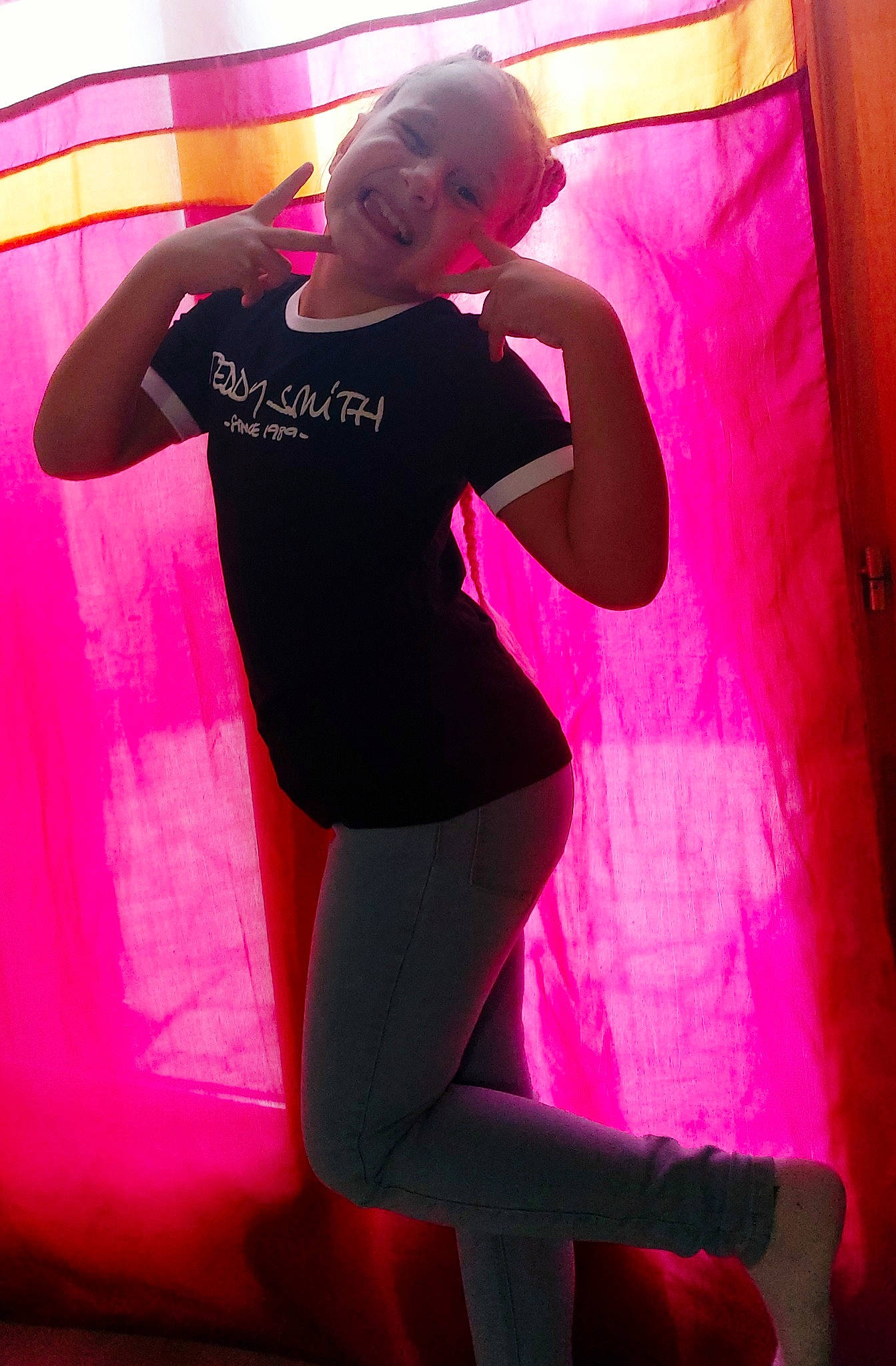 Abbygaëlle participe au concours pour gagner de l'argent avec cette photo : entertainment, face, flash_photography, human_body, knee, leg, magenta, pantyhose, performing_arts, person, pink, purple, red, shorts, shoulder, smile, sportswear, t_shirt, textile, thigh