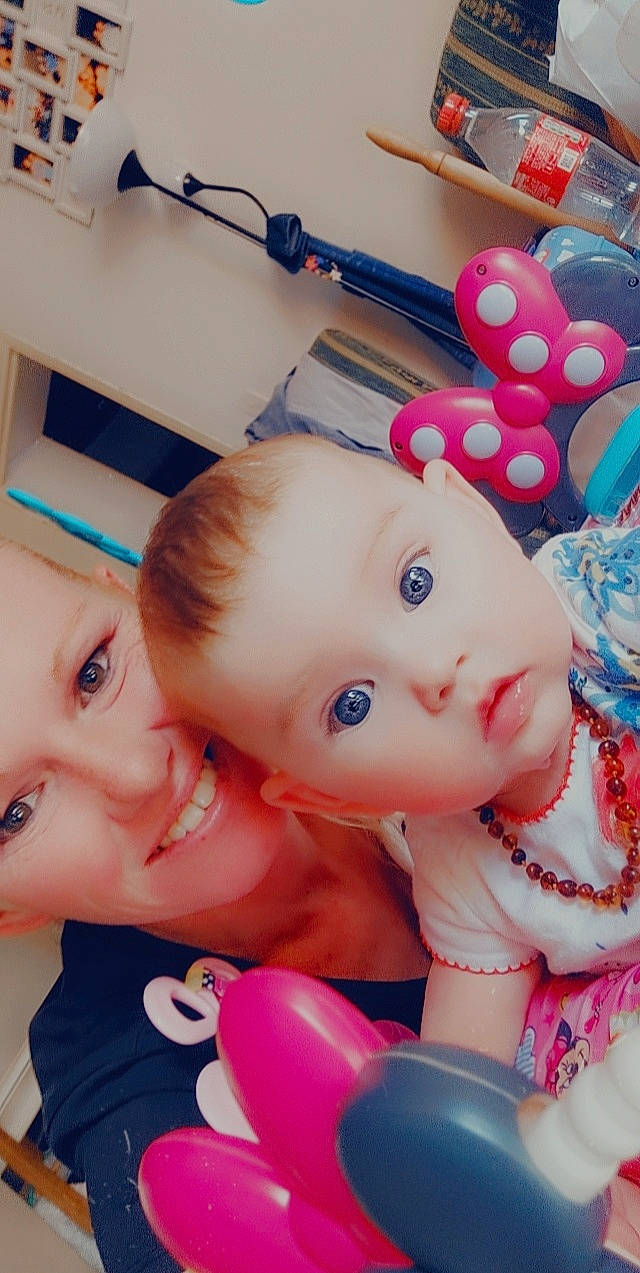 Clary a rejoint le concours — aidez-le/la à gagner de superbes lots ! baby, baby_products, baby_toddler_clothing, baby_toys, balloon, cheek, child, eyelash, facial_expression, finger, fun, happy, joy, nose, organ, person, photograph, pink, skin, textile