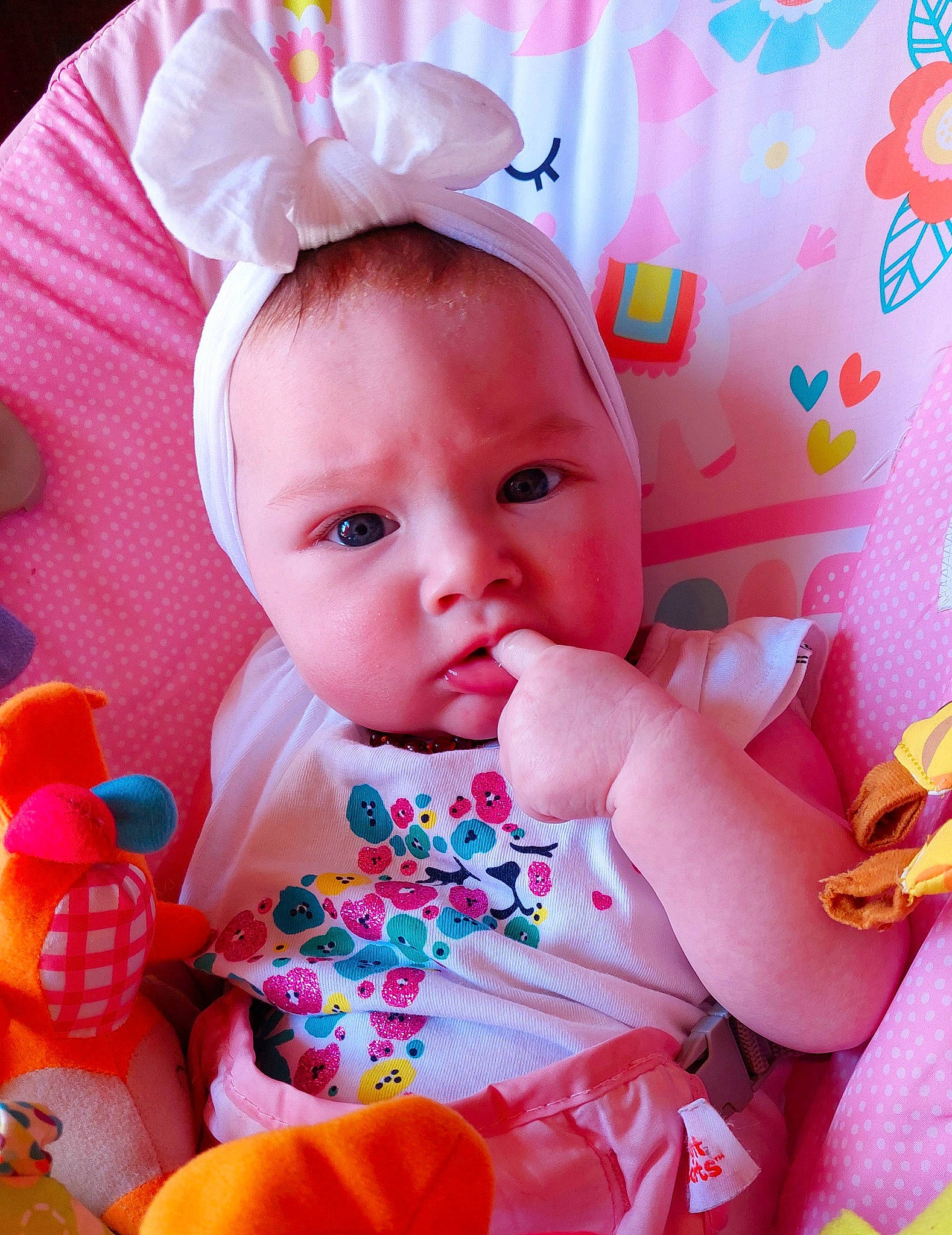 Clary a rejoint le concours — aidez-le/la à gagner de superbes lots ! baby, baby_playing_with_toys, baby_products, baby_toddler_clothing, cheek, child, eye, face, happy, head, headgear, iris, lip, magenta, orange, person, pink, skin, textile, toddler