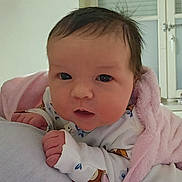 Aria a rejoint le concours — aidez-le/la à gagner de superbes lots ! baby, infant, face, eyes, blanket, pink_blanket, white_clothing, indoor, curly_hair, newborn, closeup, portrait, resting, cute, soft_texture, child, human, person, skin, cozy