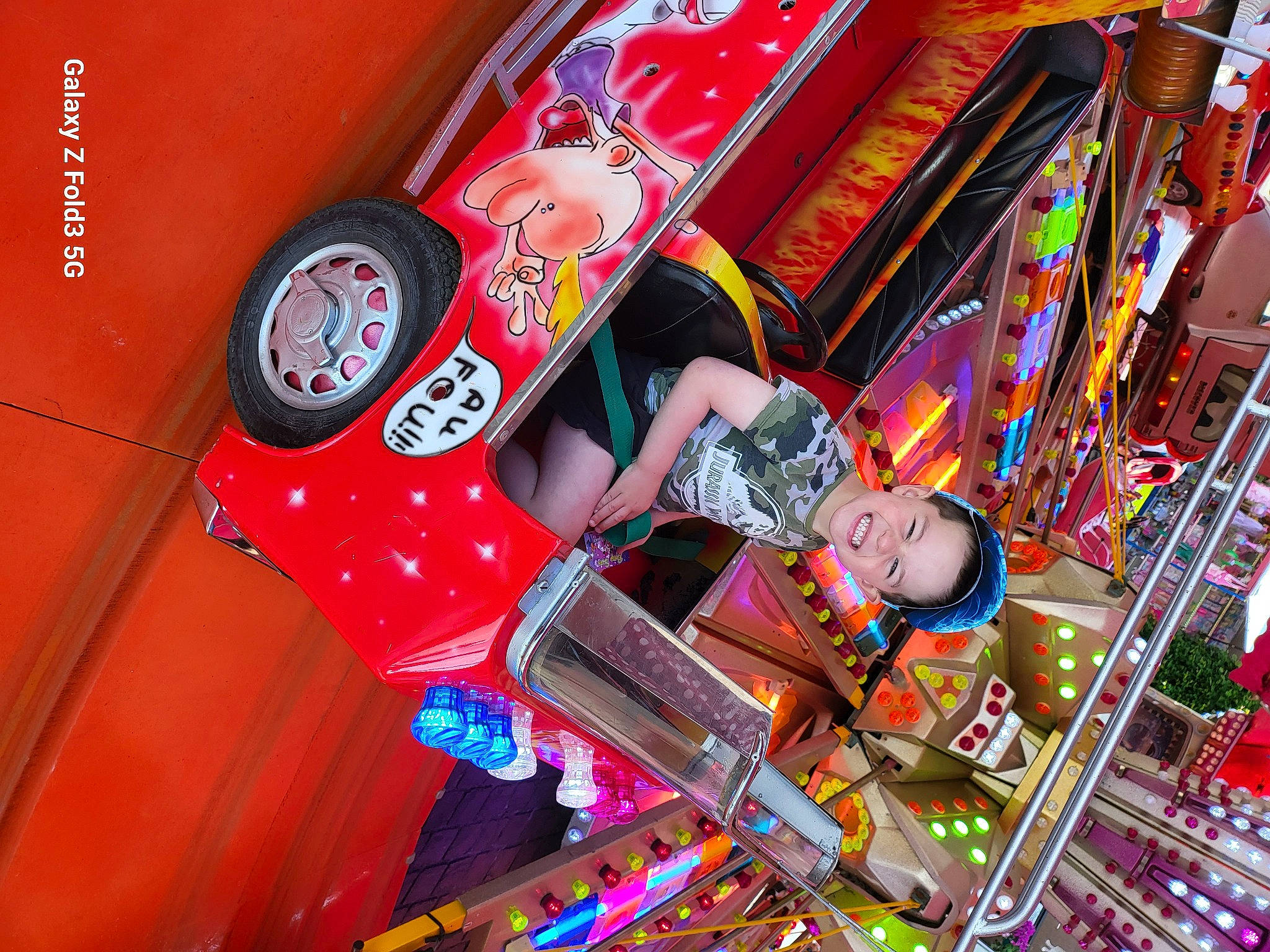 Tiago a rejoint le concours — aidez-le/la à gagner de superbes lots ! amusement_park, amusement_ride, art, event, fair, fun, games, leisure, machine, magenta, nonbuilding_structure, person, recreation, visual_arts