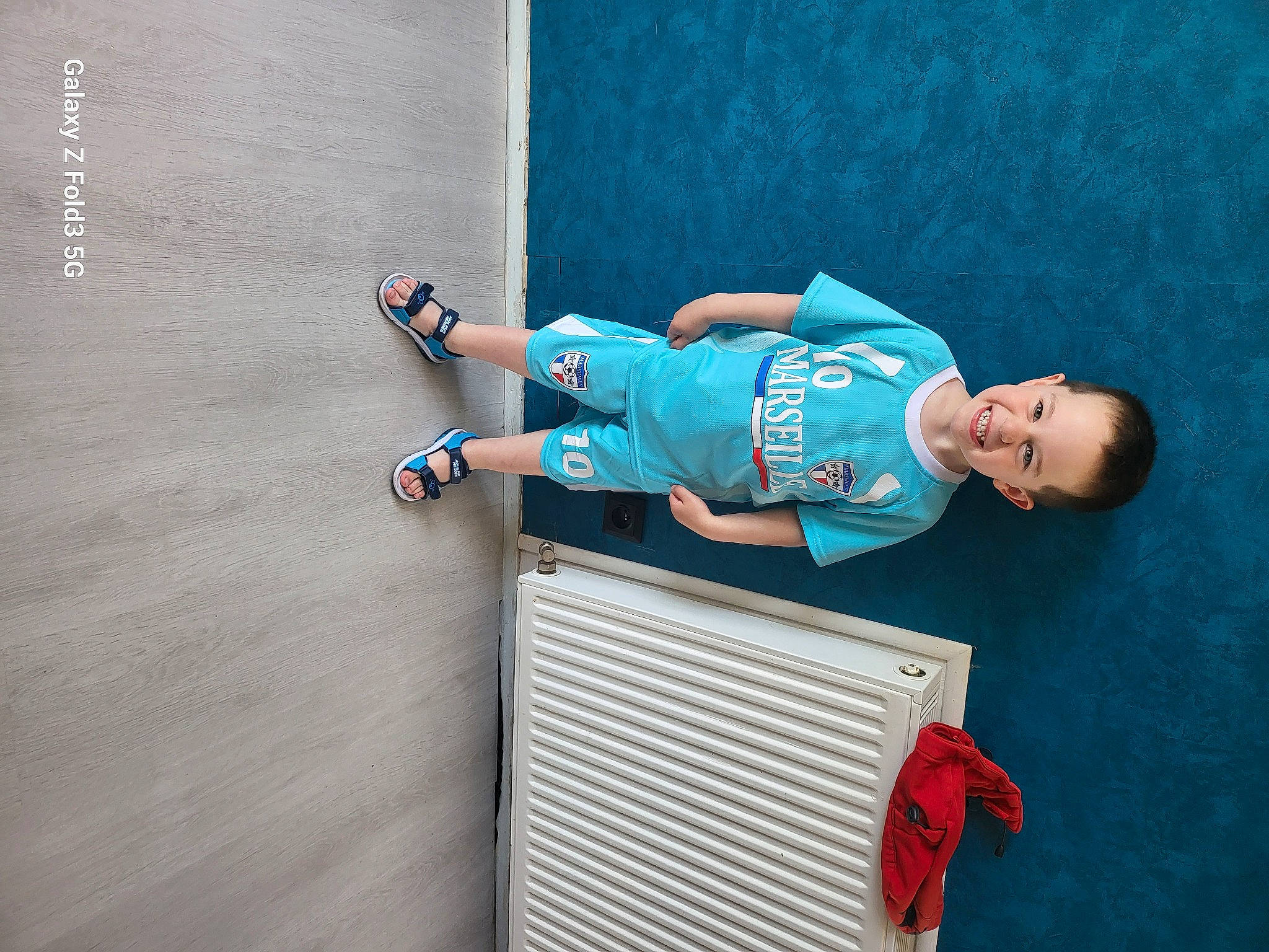 Tiago participe au concours pour gagner de l'argent avec cette photo : azure, child, comfort, dress, elbow, electric_blue, foot, fun, human_leg, joint, joy, knee, leisure, person, room, sandal, sitting, t_shirt, thigh, waist