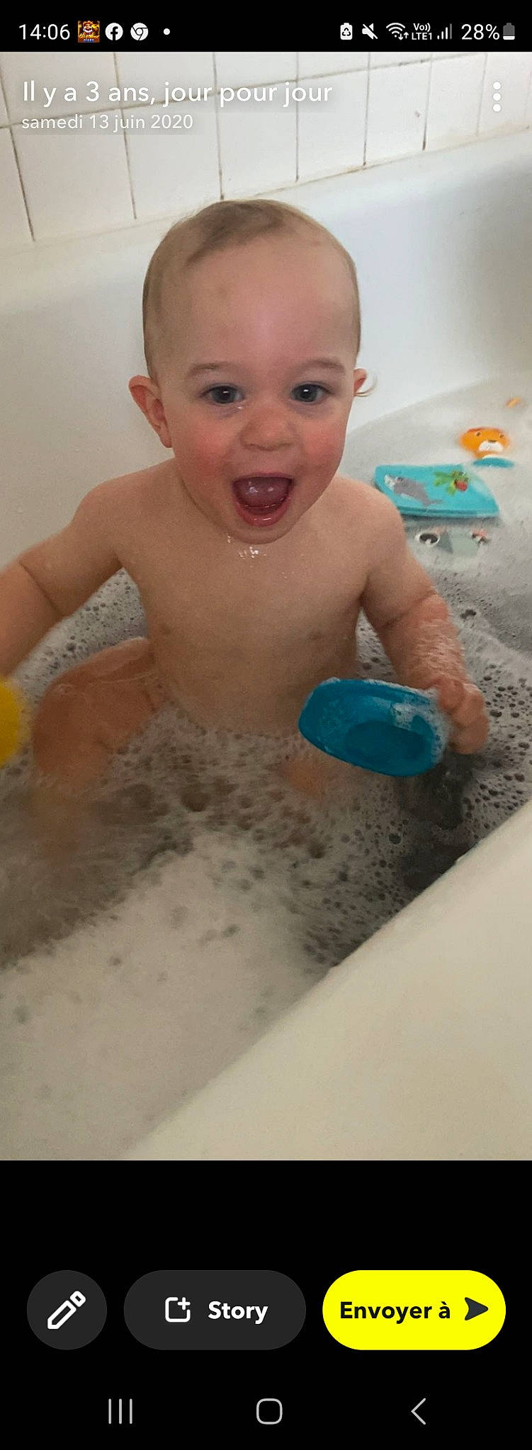 Tiago participe au concours pour gagner de l'argent avec cette photo : baby_bathing, barechested, bathing, bathroom, bathtub, chest, child, fluid, foam, fun, hairstyle, happy, human_body, leisure, liquid, person, recreation, skin, smile, toddler