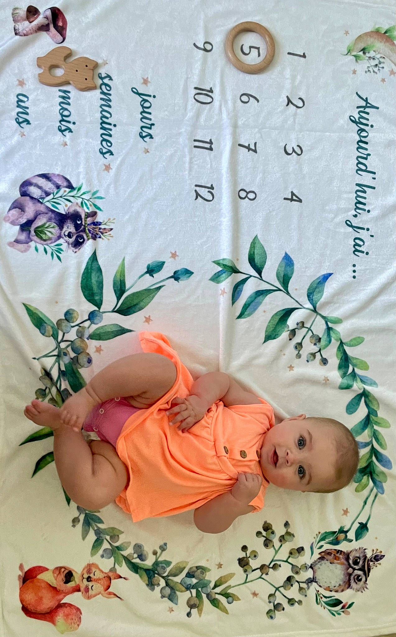 Evy a rejoint le concours — aidez-le/la à gagner de superbes lots ! art, baby, baby_products, baby_toddler_clothing, bedding, bedtime, child, font, happy, illustration, linens, pattern, peach, person, pink, product, publication, room, textile, toddler