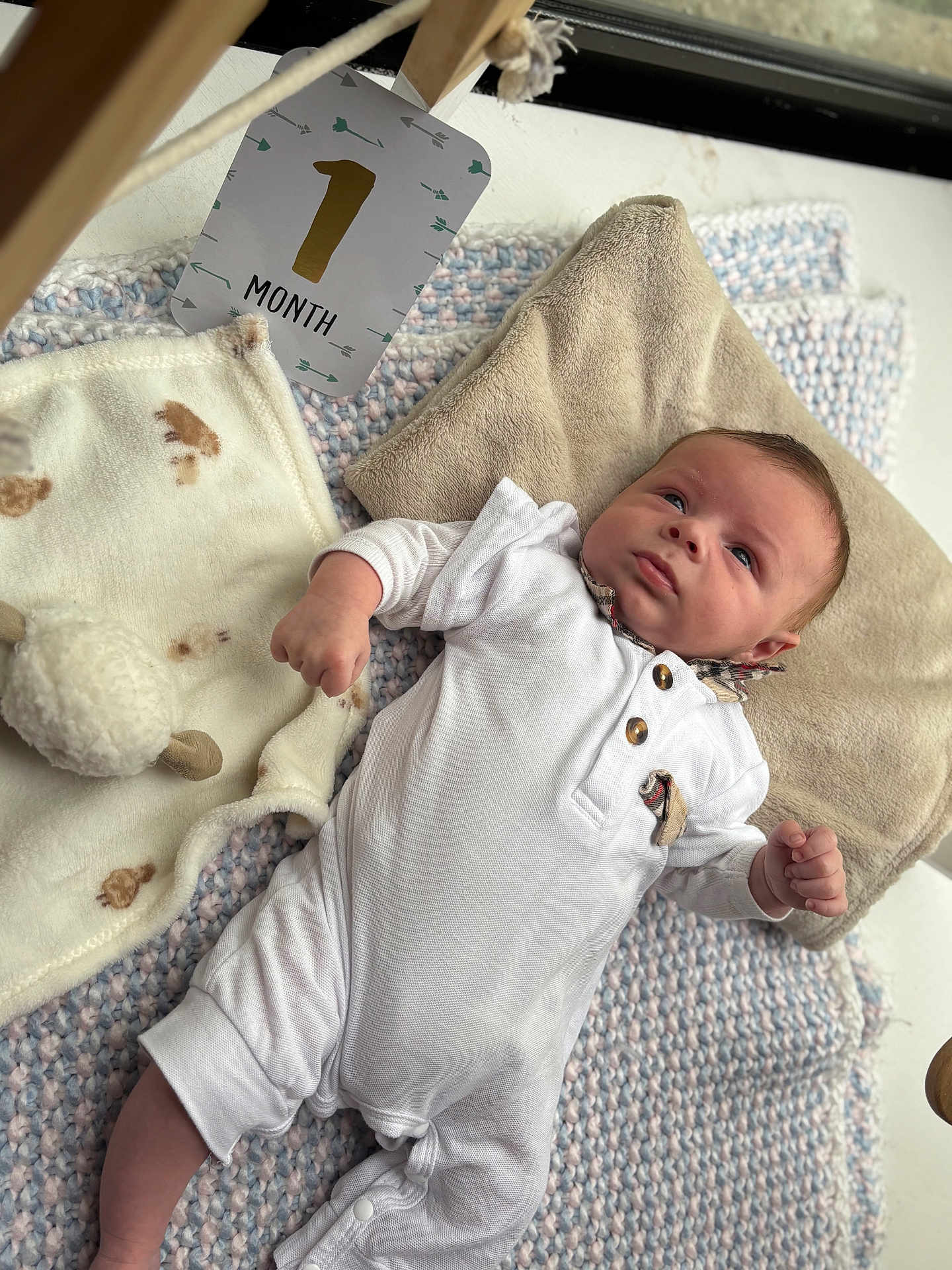 élyo a rejoint le concours — aidez-le/la à gagner de superbes lots ! baby, infant, one_month, white_onesie, blanket, pillow, soft_toys, floor, indoor, cute, newborn, child, lying_down, portrait, young_baby, cozy, warm, resting, curious, small