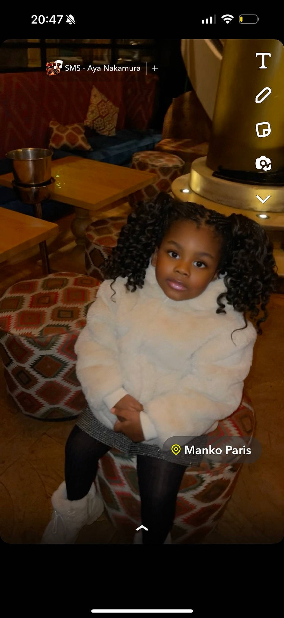 Najoyam participe au concours pour gagner de l'argent avec cette photo : black_hair, chair, cheek, child, costume_hat, event, fashion_design, flooring, fun, happy, hat, person, plate, ringlet, room, sitting, tableware, toddler, toy, wig