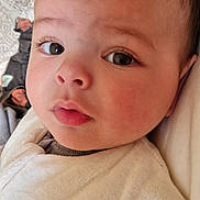 Matéo a rejoint le concours — aidez-le/la à gagner de superbes lots ! baby, bib, blanket, child, closeup, clothing, cozy, curious, cute, expression, face, head, indoors, infant, lying_down, newborn, peaceful, portrait, soft_skin, young_child