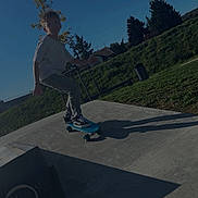 Hugo participe au concours pour gagner de l'argent avec cette photo : child, kid, boy, skateboard, penny_board, skatepark, concrete, shadow, blue_sky, glasses, sneakers, action, outdoor, grass, tree, headphones, box, ramp, casual_clothing, portrait