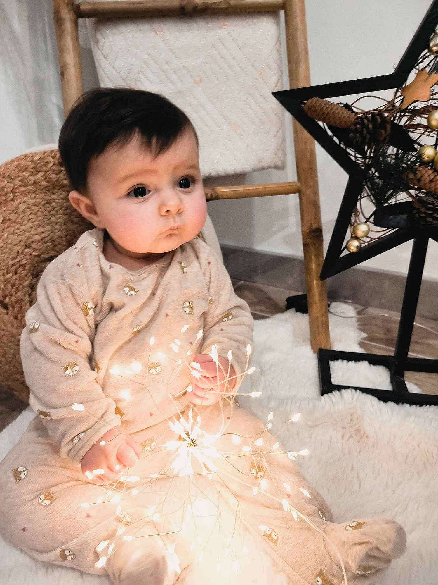 Kiara a rejoint le concours — aidez-le/la à gagner de superbes lots ! baby, baby_toddler_clothing, beauty, bridal_accessory, bridal_clothing, dress, embellishment, face, fashion_design, floor, flooring, formal_wear, gown, happy, iris, person, shoulder, skin, sleeve, toddler