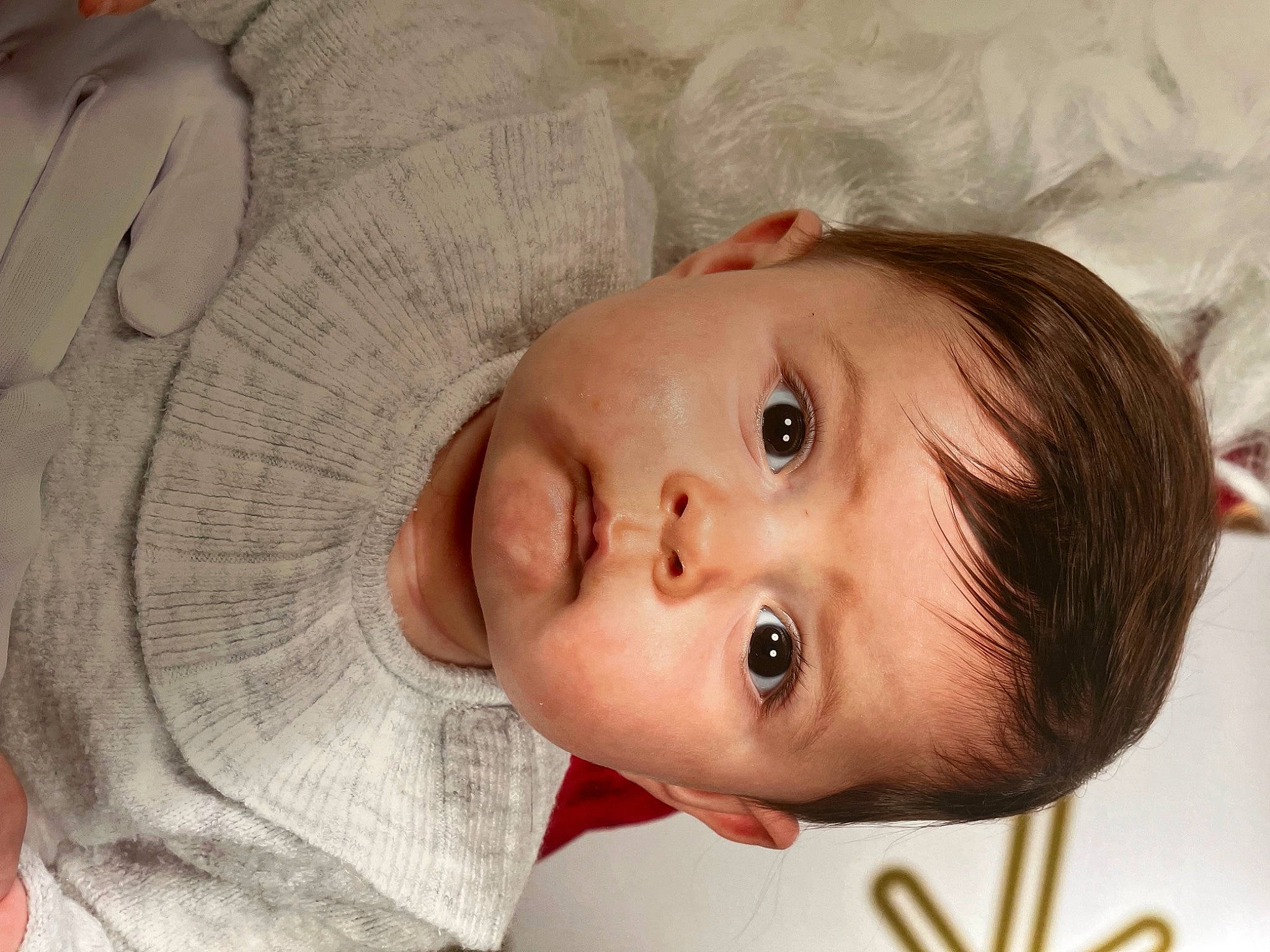 Kiara participe au concours pour gagner de l'argent avec cette photo : baby, baby_toddler_clothing, cheek, comfort, ear, eye, eyelash, fur, happy, human_body, lip, neck, no_expression, nose, person, portrait_photography, room, skin, smile, toddler