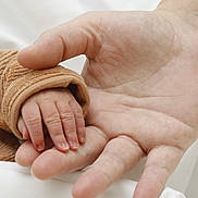 Sasha a rejoint le concours — aidez-le/la à gagner de superbes lots ! baby_hand, adult_hand, skin, gesture, touch, human, fingers, baby_clothing, protection, bond, closeup, interaction, parent_child, comfort, warmth, family, love, care, skin_texture, hand_size_comparison