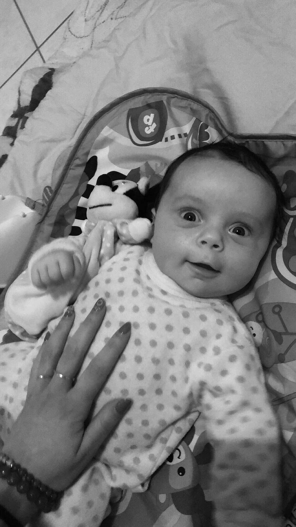 Louana participe au concours pour gagner de l'argent avec cette photo : baby, bedtime, birth, black_and_white, child, eye, finger, hand, monochrome, monochrome_photography, person, photograph, photography, smile, snapshot, style, toddler