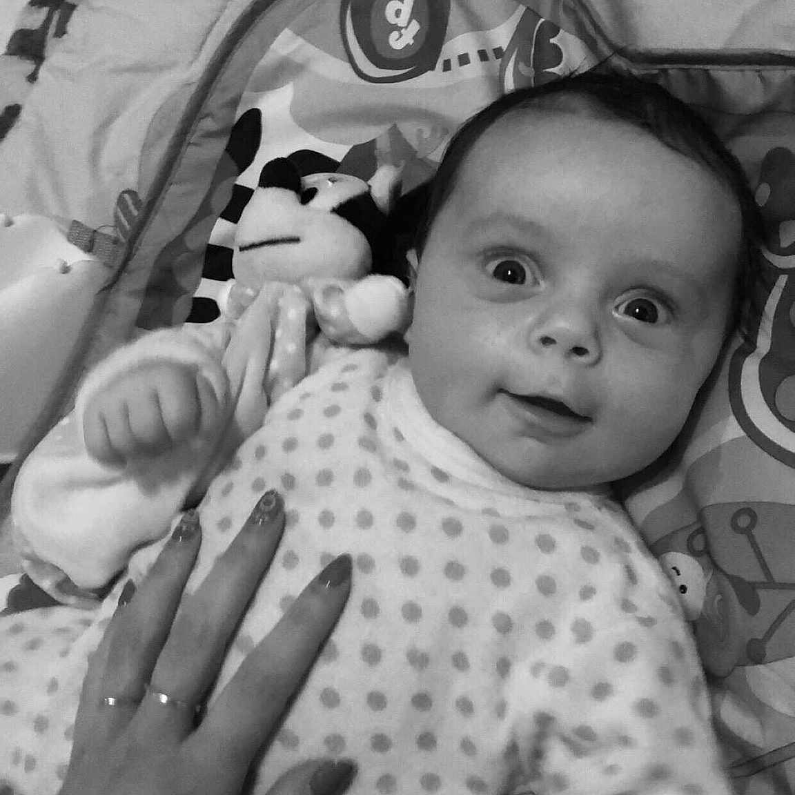 Louana participe au concours pour gagner de l'argent avec cette photo : baby, bedtime, birth, black_and_white, child, eye, finger, hand, monochrome, monochrome_photography, person, photograph, photography, smile, snapshot, style, toddler