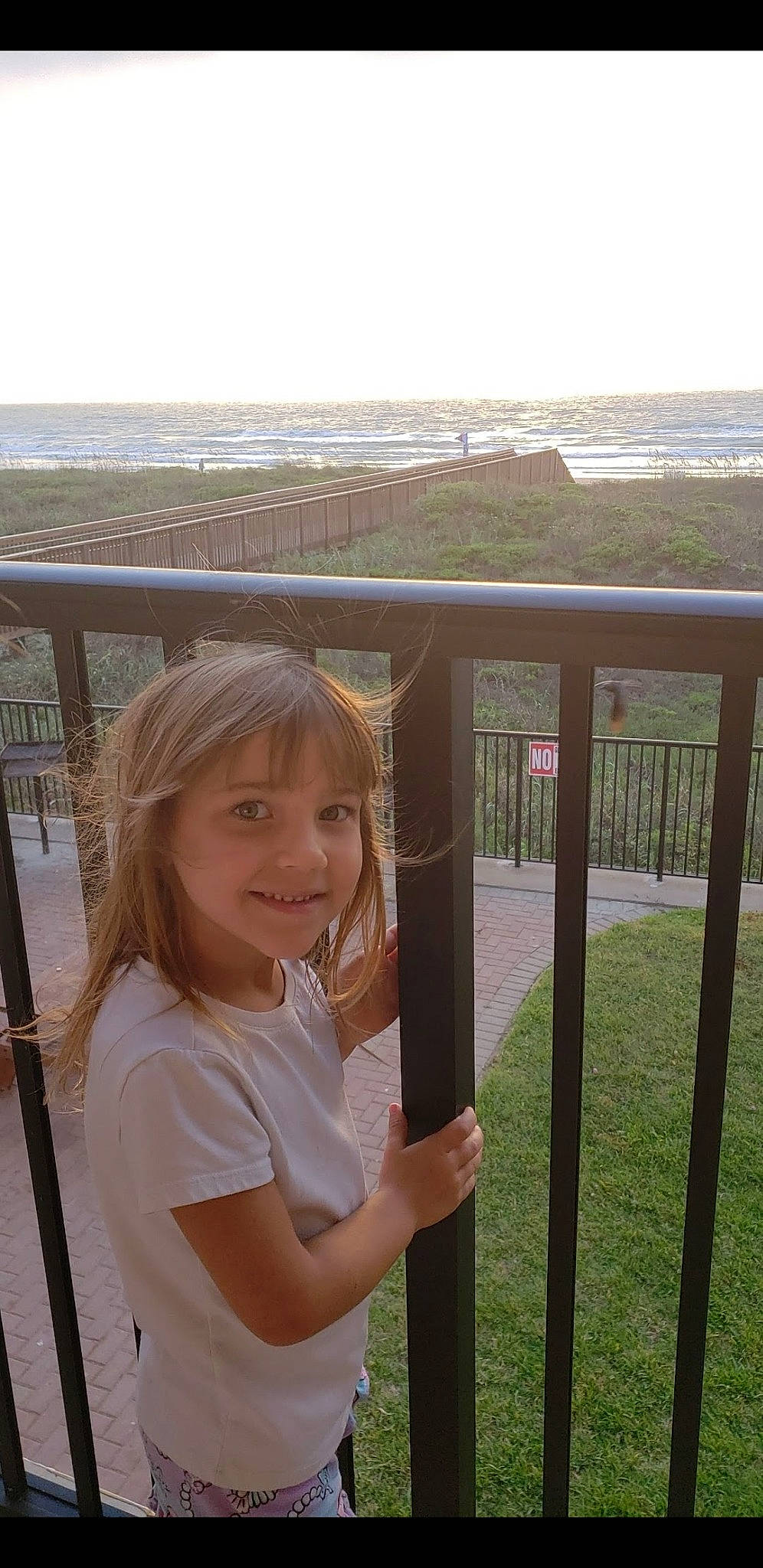 Amelia is registered to the contest to win money with this photo: blond, joy, long_hair, person, vacation