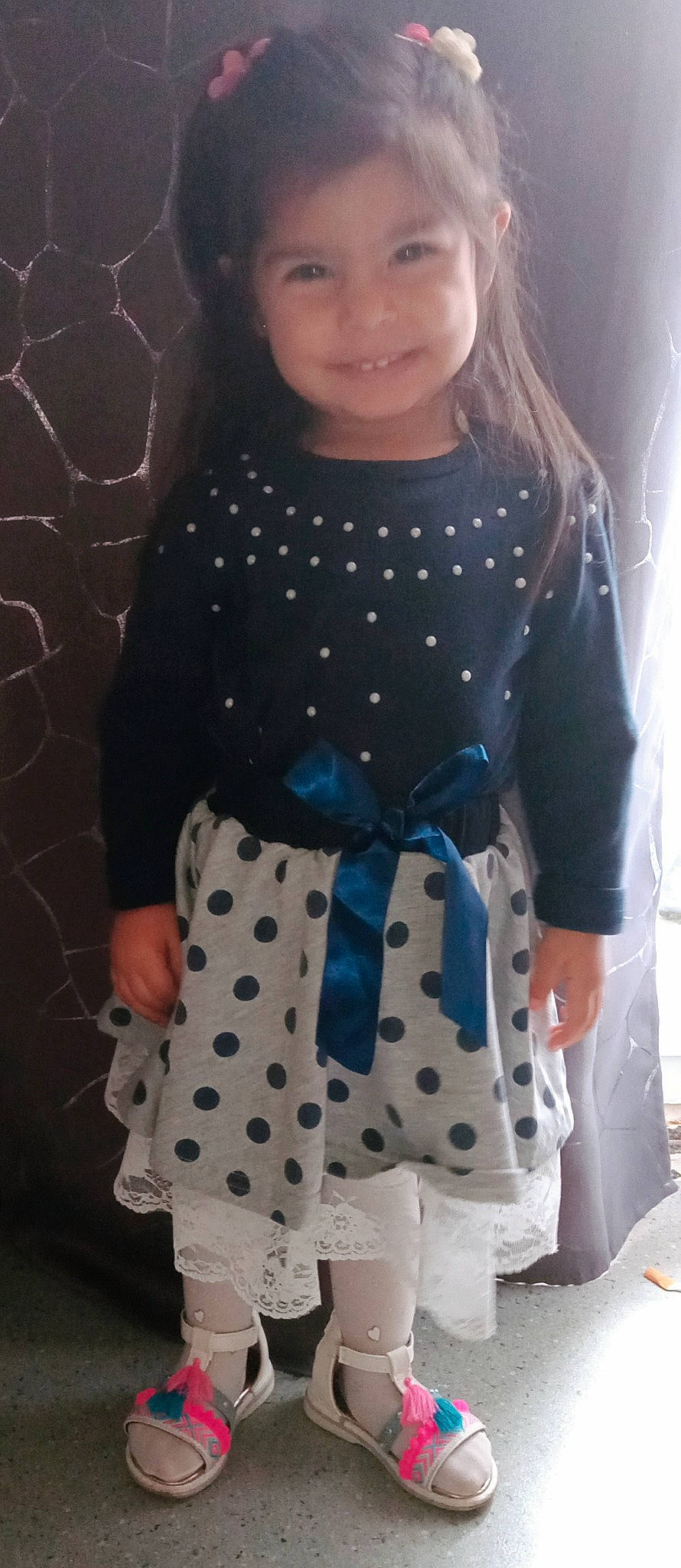 Martina participe au concours pour gagner de l'argent avec cette photo : baby_toddler_clothing, child, day_dress, electric_blue, fashion_design, joint, joy, neck, one_piece_garment, outerwear, pattern, person, pink, shoulder, sleeve, standing, street_fashion, t_shirt, textile, toddler