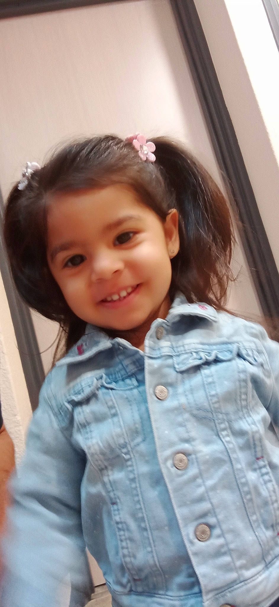 Martina a rejoint le concours — aidez-le/la à gagner de superbes lots ! black_hair, cheek, collar, denim, dress_shirt, flash_photography, hair, hairstyle, happy, iris, joy, lip, neck, nose, outerwear, person, shoulder, skin, sleeve, smile