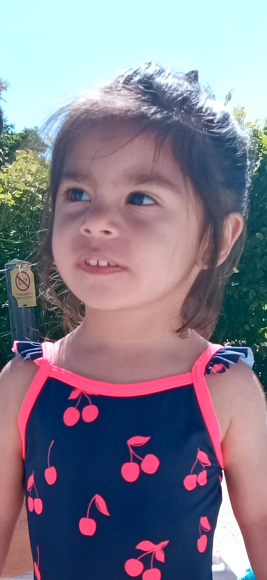 Martina a rejoint le concours — aidez-le/la à gagner de superbes lots ! baby_toddler_clothing, cool, eyelash, face, facial_expression, fun, hair, hairstyle, happy, head, lip, neck, person, pink, shoulder, skin, sleeve, standing, t_shirt, toddler