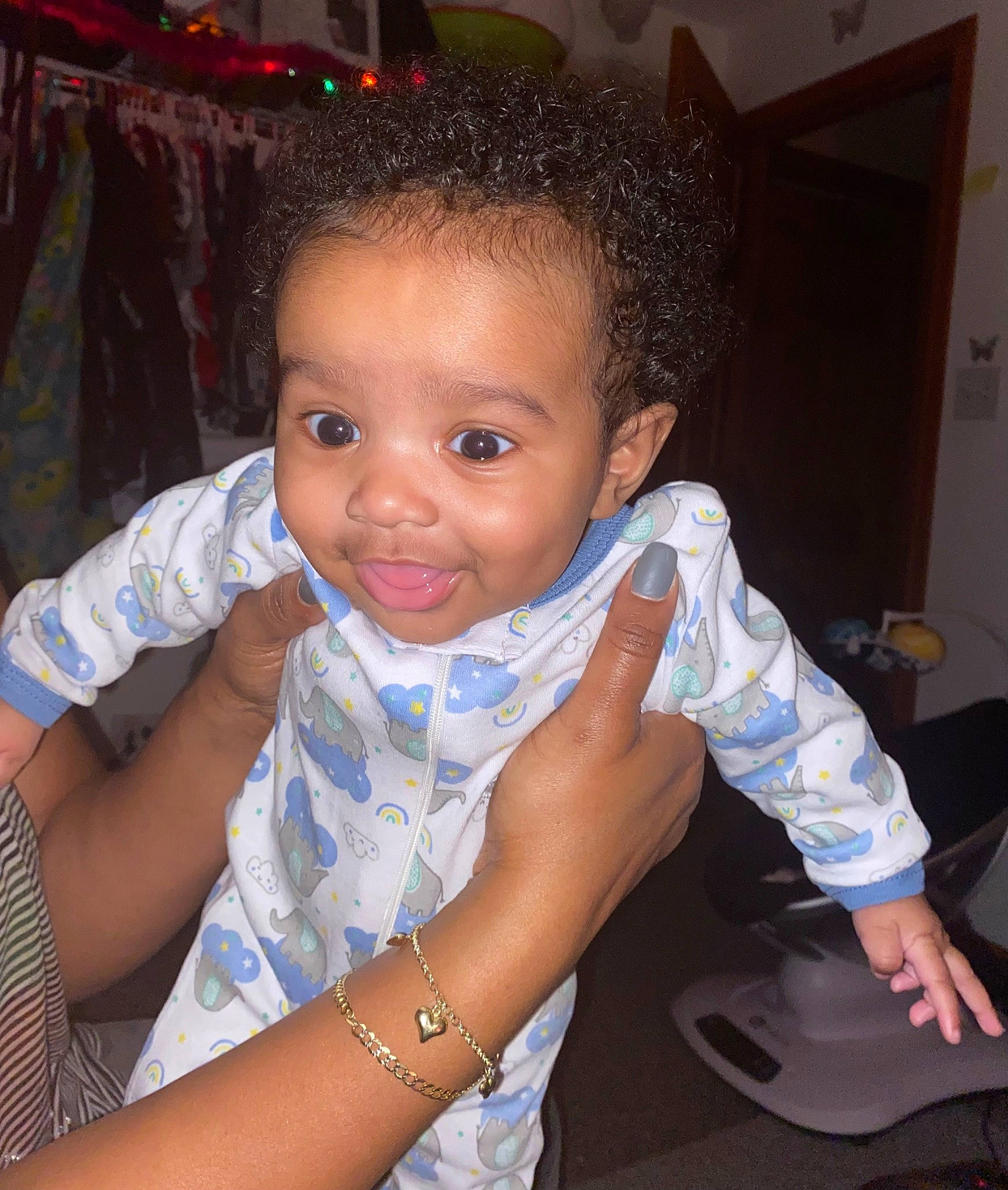 Everest is registered to the contest to win money with this photo: arm, cheek, chin, ear, eyebrow, facial_expression, forehead, gesture, hand, human, iris, joint, joy, lip, mouth, muscle, neck, nose, organ, person