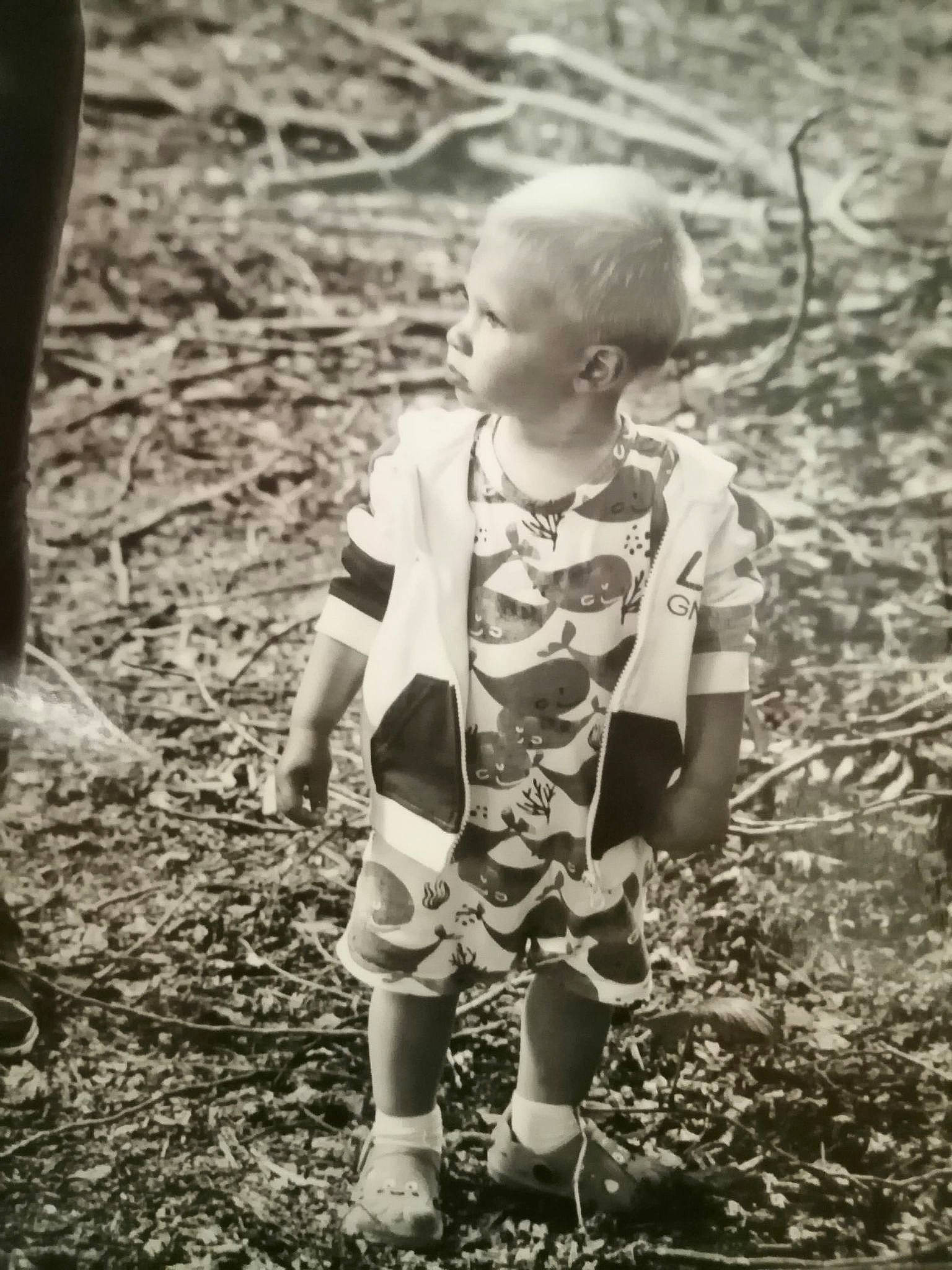 Milo a rejoint le concours — aidez-le/la à gagner de superbes lots ! adaptation, baby, black_and_white, child, eye, forest, fun, grass, happy, monochrome, monochrome_photography, people_in_nature, person, shorts, sitting, smile, soil, style, toddler, tree