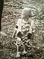 Milo participe au concours pour gagner de l'argent avec cette photo : adaptation, baby, child, forest, fun, grass, happy, monochrome, monochrome_photography, people_in_nature, person, play, portrait, portrait_photography, shorts, sitting, soil, toddler, vintage_clothing, wood