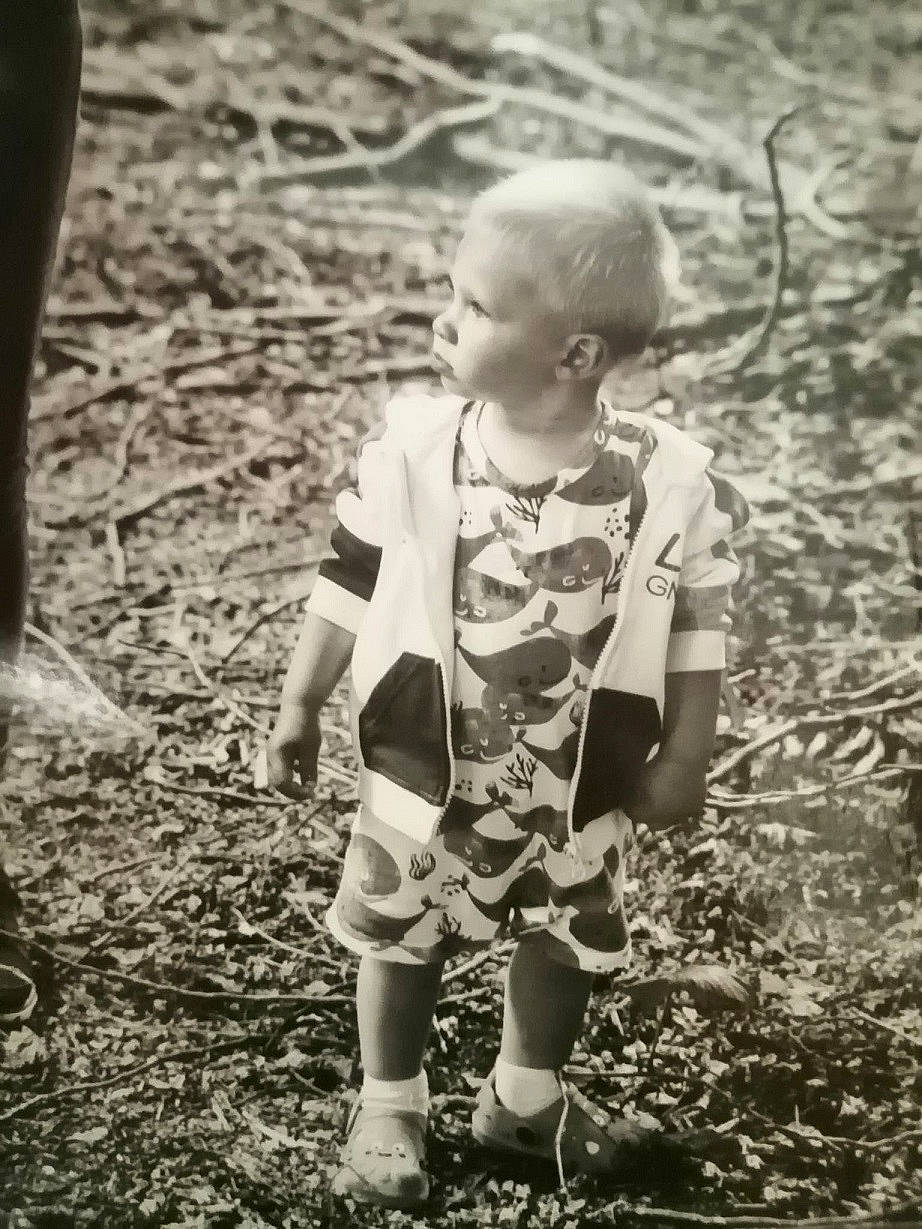 Milo a rejoint le concours — aidez-le/la à gagner de superbes lots ! adaptation, baby, black_and_white, child, flash_photography, forest, fun, grass, happy, monochrome, monochrome_photography, natural_environment, people_in_nature, person, shorts, smile, style, sunlight, toddler, tree