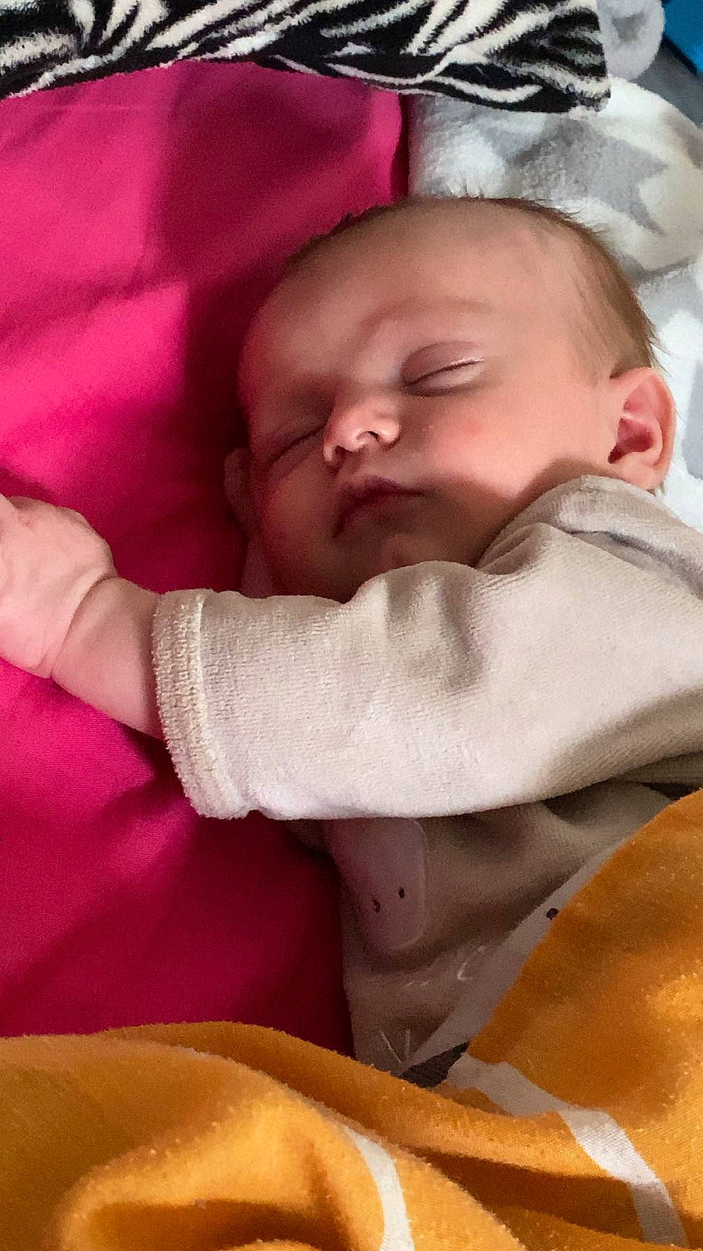 Lyzio a rejoint le concours — aidez-le/la à gagner de superbes lots ! baby, baby_products, bedtime, cheek, child, chin, comfort, facial_expression, finger, gesture, happy, headgear, linens, lip, mouth, nose, person, skin, smile, textile