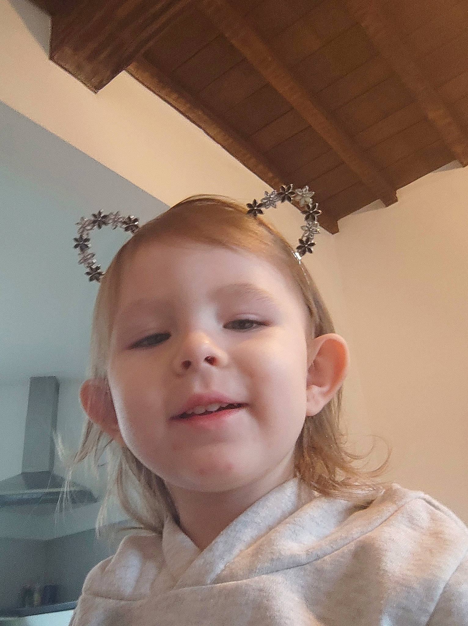 Célya participe au concours pour gagner de l'argent avec cette photo : baby_toddler_clothing, brown, brown_hair, ceiling, child_model, eyebrow, eyelash, forehead, hair_accessory, hairstyle, headband, headpiece, interior_design, iris, lip, person, portrait, portrait_photography, sweater