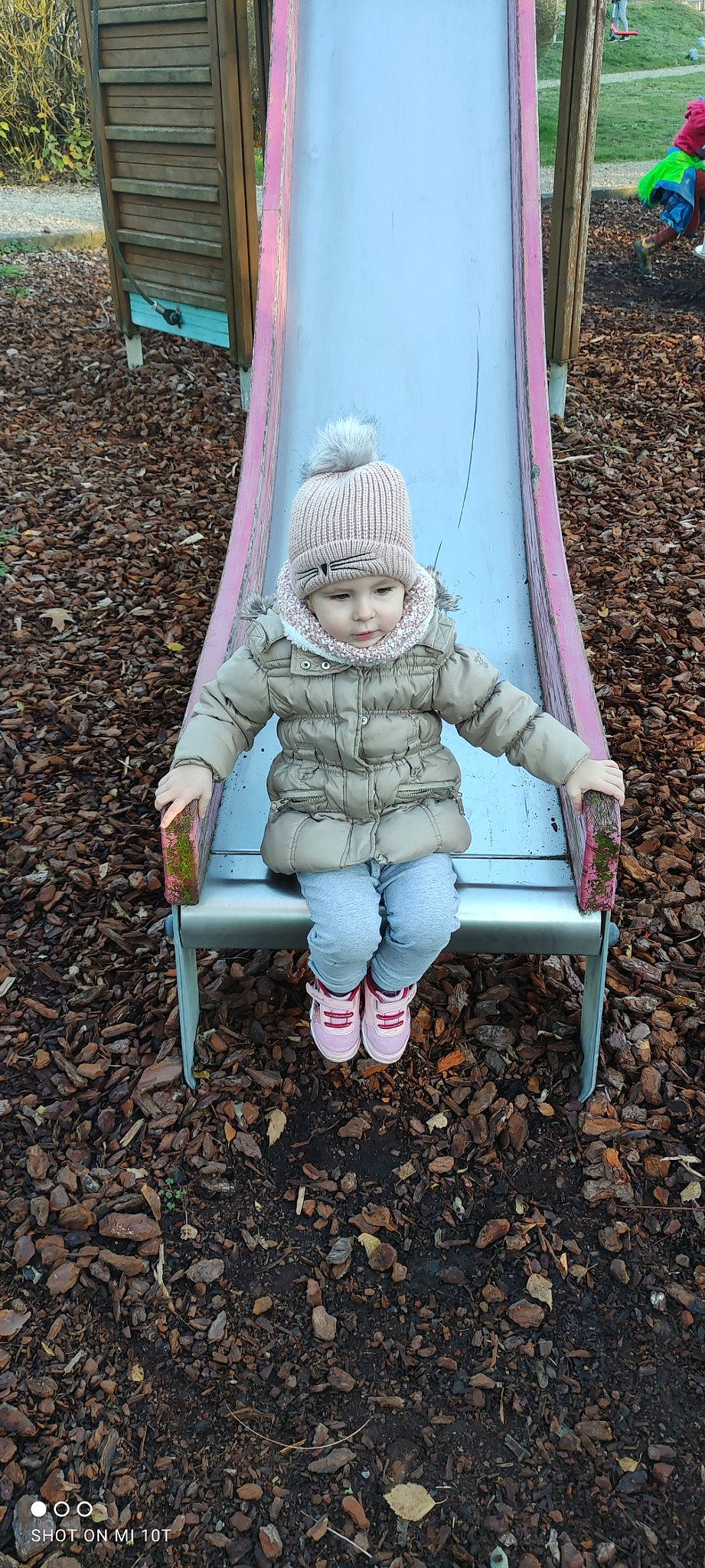 Célya a rejoint le concours — aidez-le/la à gagner de superbes lots ! baby, baby_toddler_clothing, chair, child, city, comfort, eye, fun, grass, headwear, human_body, jacket, leisure, magenta, people_in_nature, person, play, sitting, tints_and_shades, toddler