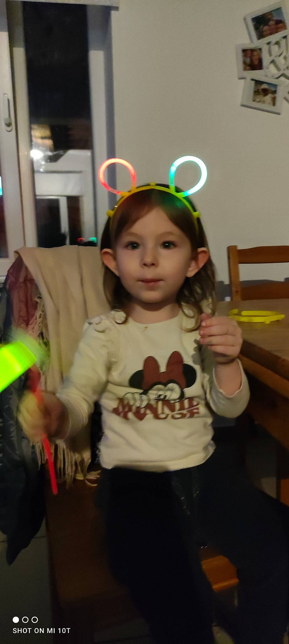 Célya participe au concours pour gagner de l'argent avec cette photo : baby, chair, child, costume, ear, event, fun, fur, happy, holiday, party, party_supply, person, personal_protective_equipment, room, sleeve, t_shirt, toddler