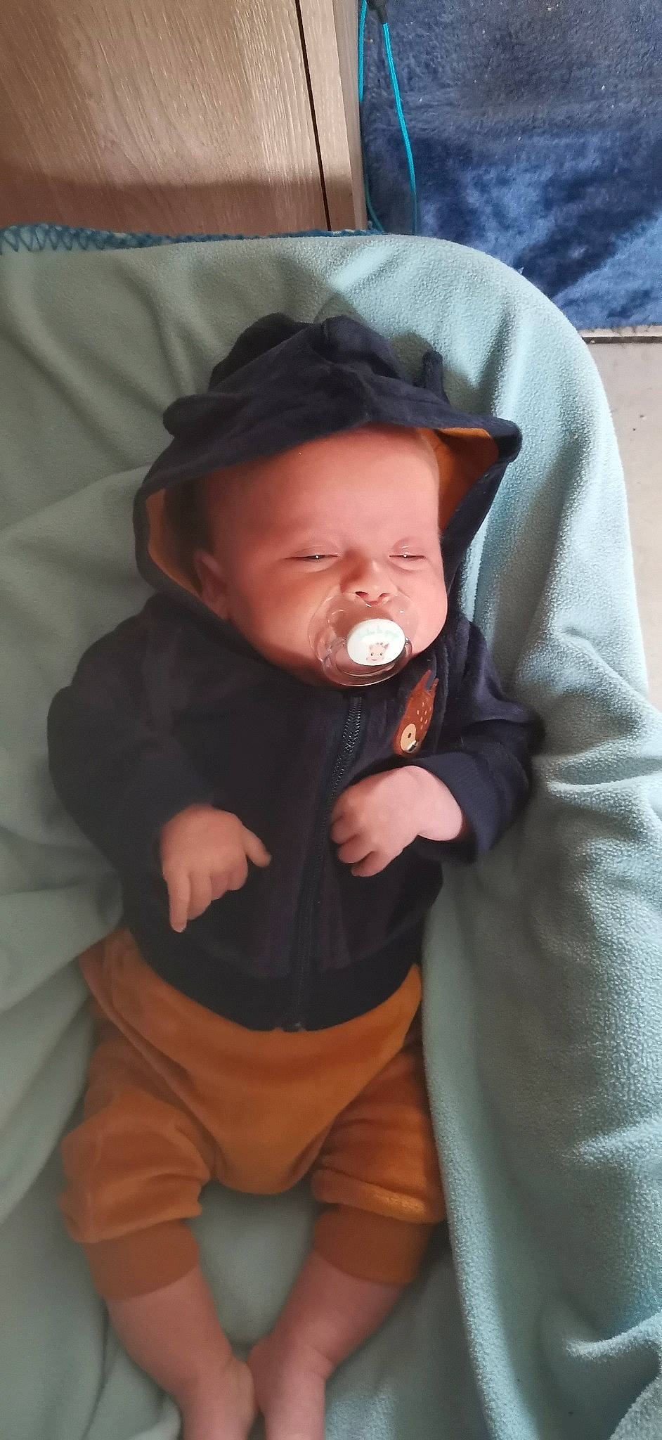 Léo a rejoint le concours — aidez-le/la à gagner de superbes lots ! baby, baby_products, baby_toddler_clothing, beard, cheek, child, comfort, eye, facial_hair, human_body, jacket, lap, lip, mouth, neck, nose, outerwear, person, skin, sleeve