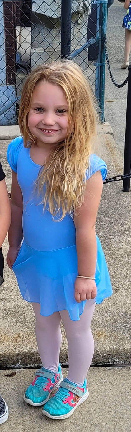 Francesca is registered to the contest to win money with this photo: azure, blue, day_dress, eyewear, facial_expression, hair, happy, joint, joy, knee, neck, organ, person, shoulder, sleeve, smile, street_fashion, summer, thigh, trunk