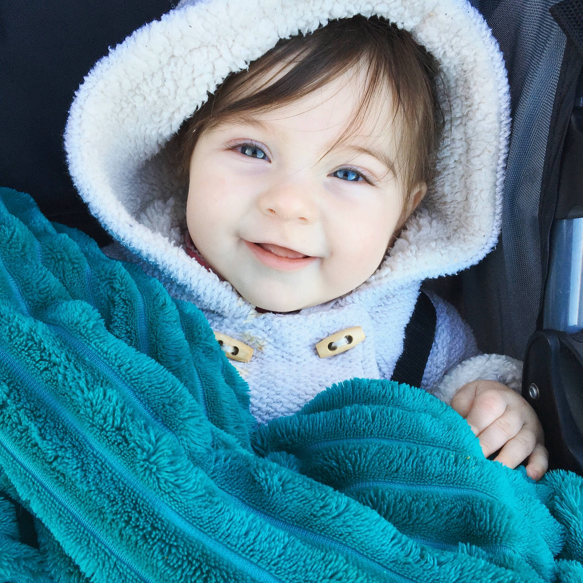 Lola a rejoint le concours — aidez-le/la à gagner de superbes lots ! blue, bonnet, boy, cheek, child, eye, fur, girl, head, headgear, infant, knit_cap, knitting, nose, person, product, skin, smile, textile, toddler