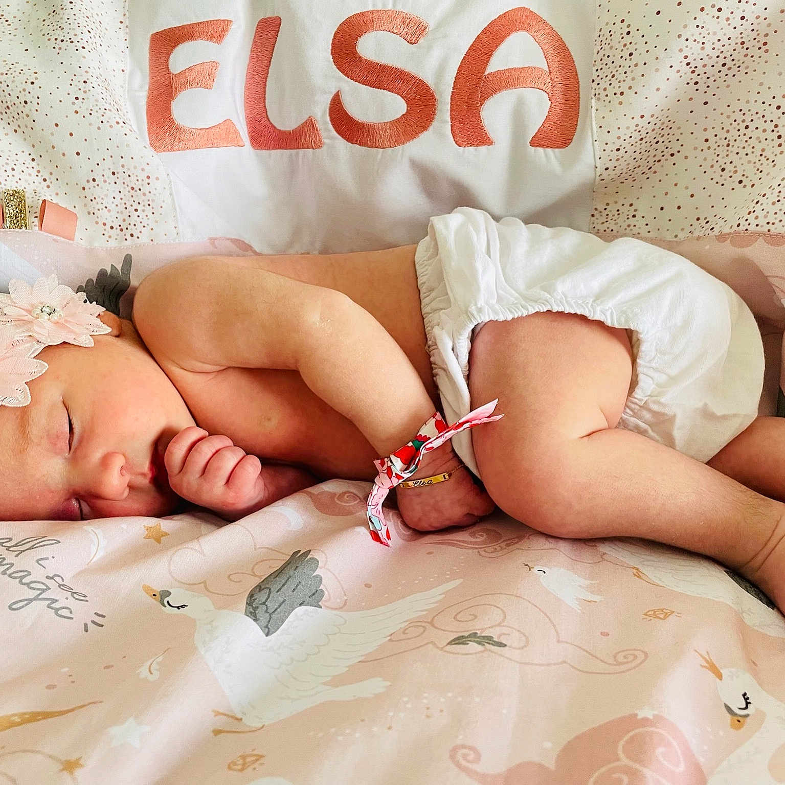 Elsa participe au concours pour gagner de l'argent avec cette photo : arm, baby, baby_sleeping, baby_toddler_clothing, child, comfort, finger, font, hand, happy, human_leg, muscle, nail, pattern, skin, textile, thigh, thumb, toddler, wrist