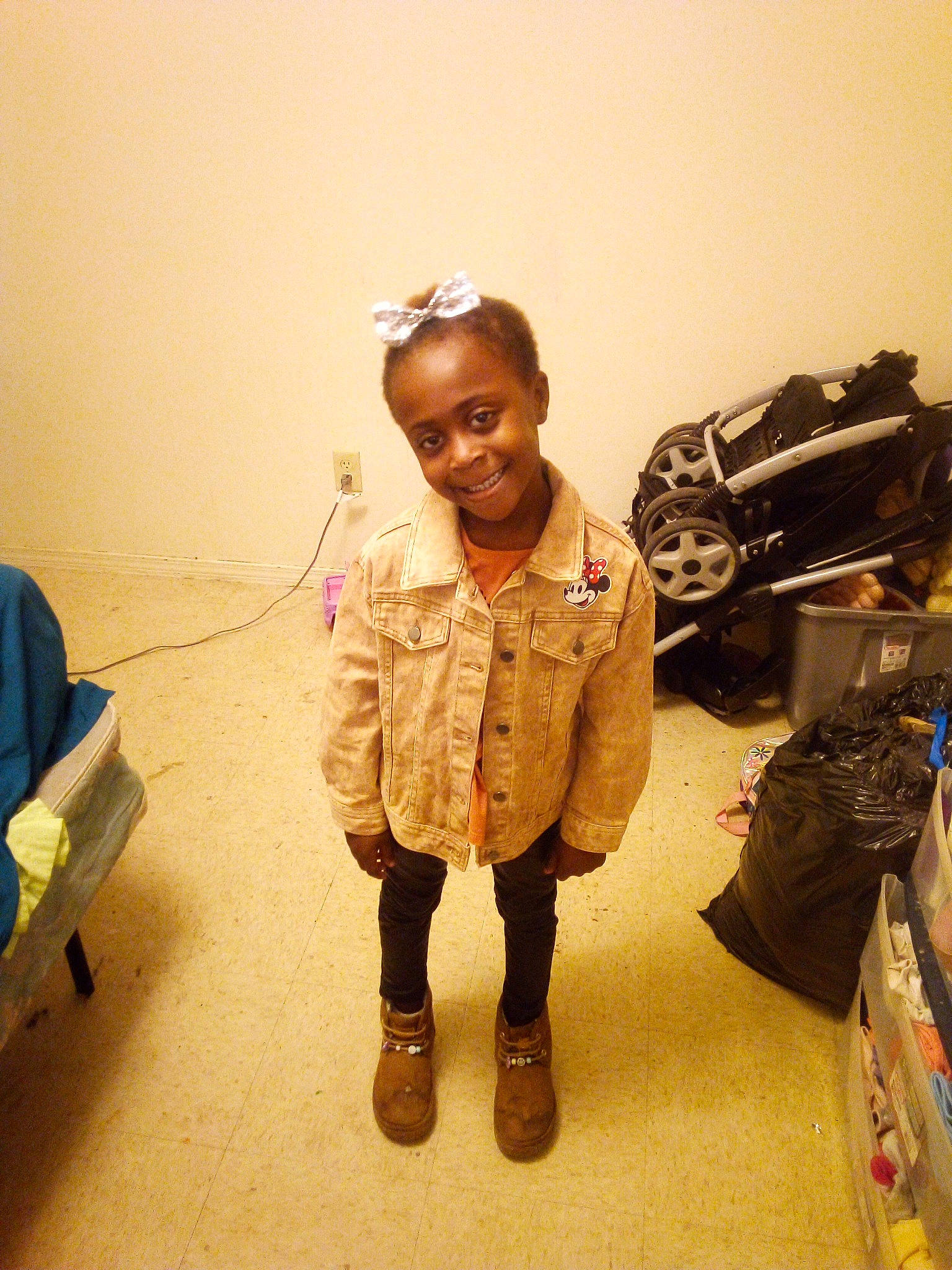 Evianna is registered to the contest to win money with this photo: army, backpack, bag, boot, eyewear, fashion_accessory, fashion_design, flooring, fun, happy, human, joy, luggage_and_bags, military_uniform, person, personal_protective_equipment, sandal, smile, sneakers, soldier