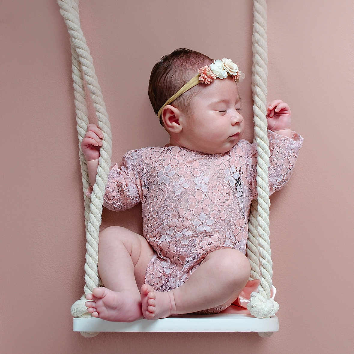 Zaïna a rejoint le concours — aidez-le/la à gagner de superbes lots ! baby, background, child, clothing, cute, face, feet, flower, hands, headband, indoors, infant, lace, peaceful, pink, portrait, rope, sleepy, studio, swing