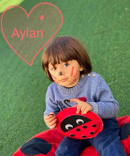 Aylan a rejoint le concours — aidez-le/la à gagner de superbes lots ! baby_playing_with_toys, child, facial_expression, finger, fun, grass, happy, leisure, organ, people_in_nature, person, play, product, recreation, red, sitting, sleeve, snapshot, t_shirt, toddler