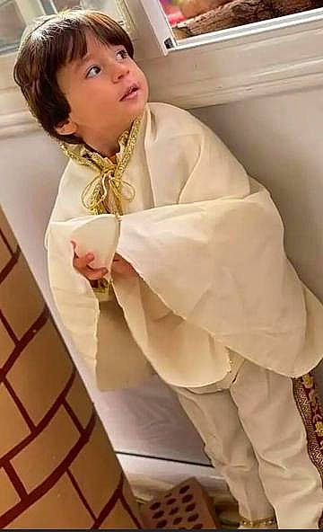 Aylan a rejoint le concours — aidez-le/la à gagner de superbes lots ! baby, blond, chair, child, comfort, dress, fashion_design, flooring, formal_wear, fur, head, linens, neck, person, plumbing_fixture, room, shoulder, sitting, sleeve, toddler