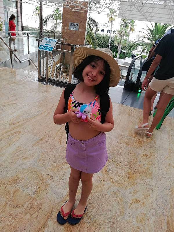 Sérine a rejoint le concours — aidez-le/la à gagner de superbes lots ! child, clothing, event, flip_flops, fun, happy, hat, joy, leisure, person, public_space, recreation, sandal, shorts, skin, smile, street_fashion, summer, sun_hat, thigh