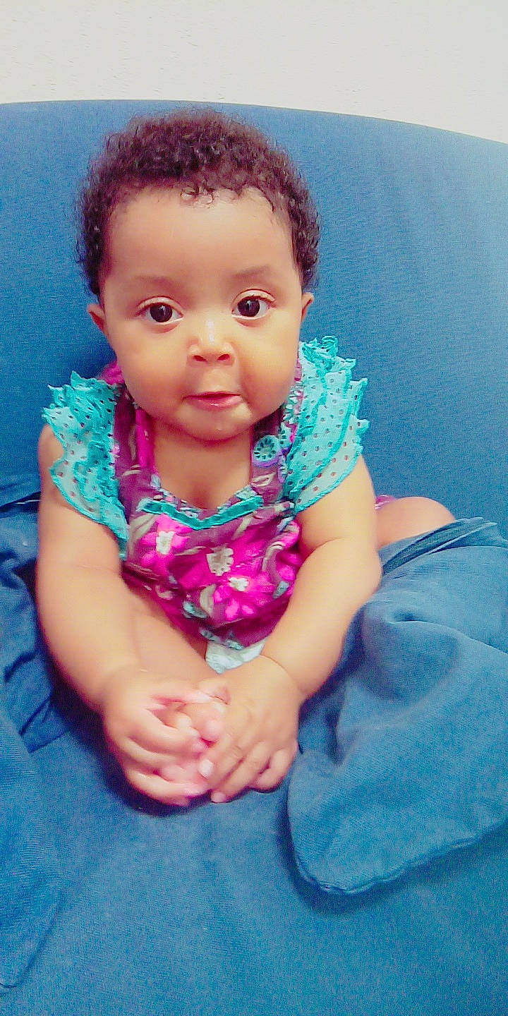 Leila participe au concours pour gagner de l'argent avec cette photo : arm, baby, cheek, child, chin, eye, eyebrow, face, forehead, hair, head, iris, lip, neck, nose, person, pink, purple, skin, smile