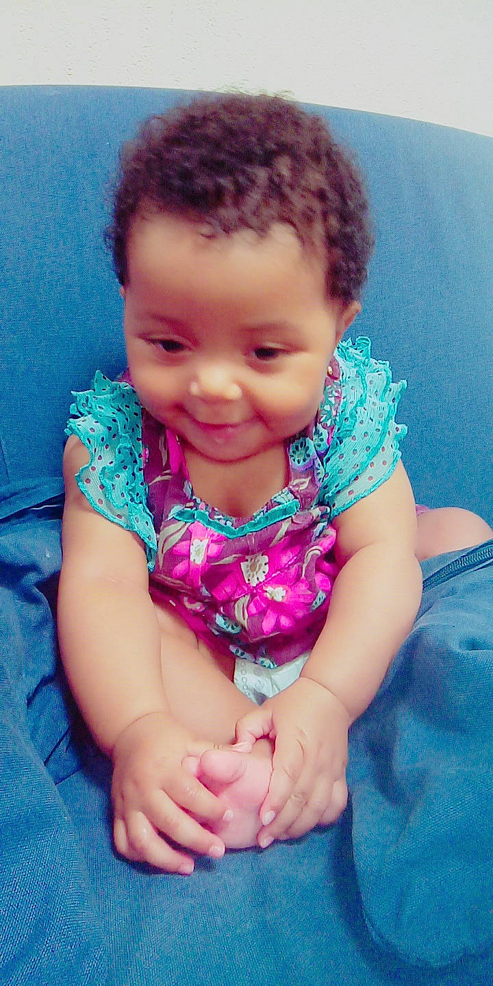 Leila a rejoint le concours — aidez-le/la à gagner de superbes lots ! arm, baby, baby_toddler_clothing, black_hair, cheek, child, eye, face, finger, hair, hand, head, lip, nose, person, pink, play, sitting, skin, smile