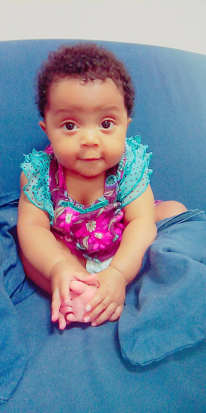 Leila a rejoint le concours — aidez-le/la à gagner de superbes lots ! baby, cheek, child, chin, eye, face, forehead, fun, hair, head, lip, nose, person, pink, play, sitting, skin, smile, toddler