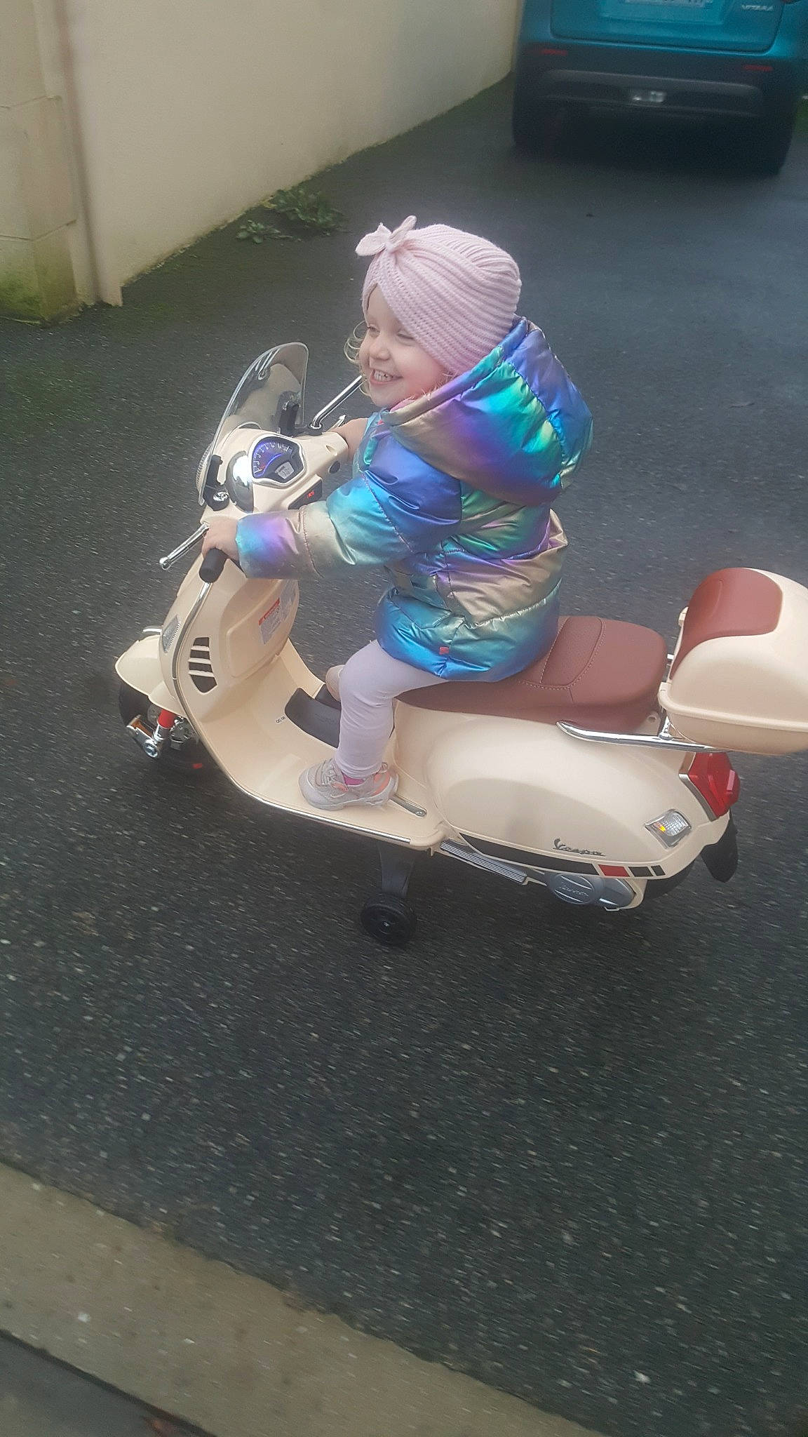 Heloise a rejoint le concours — aidez-le/la à gagner de superbes lots ! asphalt, auto_part, automotive_design, automotive_exterior, automotive_lighting, automotive_tire, automotive_wheel_system, bumper, electric_blue, fender, headlamp, headwear, helmet, joy, motor_vehicle, person, recreation, riding_toy, rim, scooter