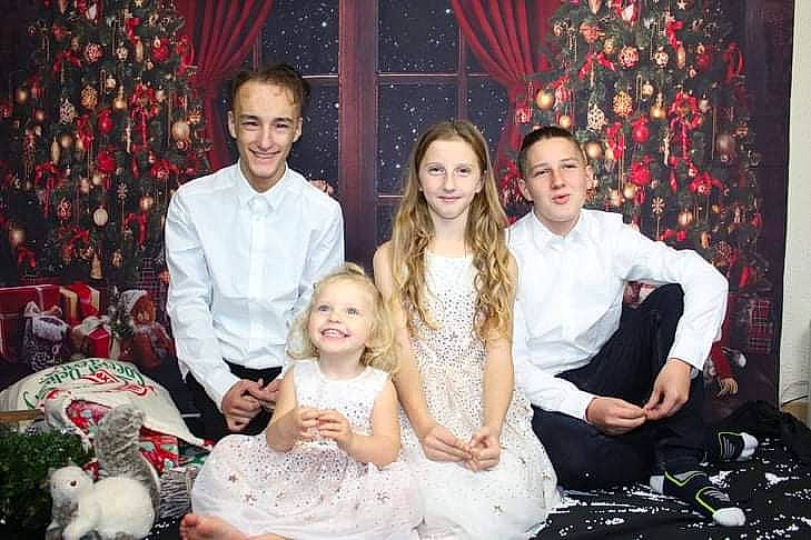 Heloise a rejoint le concours — aidez-le/la à gagner de superbes lots ! beauty, christmas_ornament, curtain, decoration, dress, event, face, facial_expression, fashion, flash_photography, fun, happy, joy, people, person, photograph, red, smile, snapshot, textile