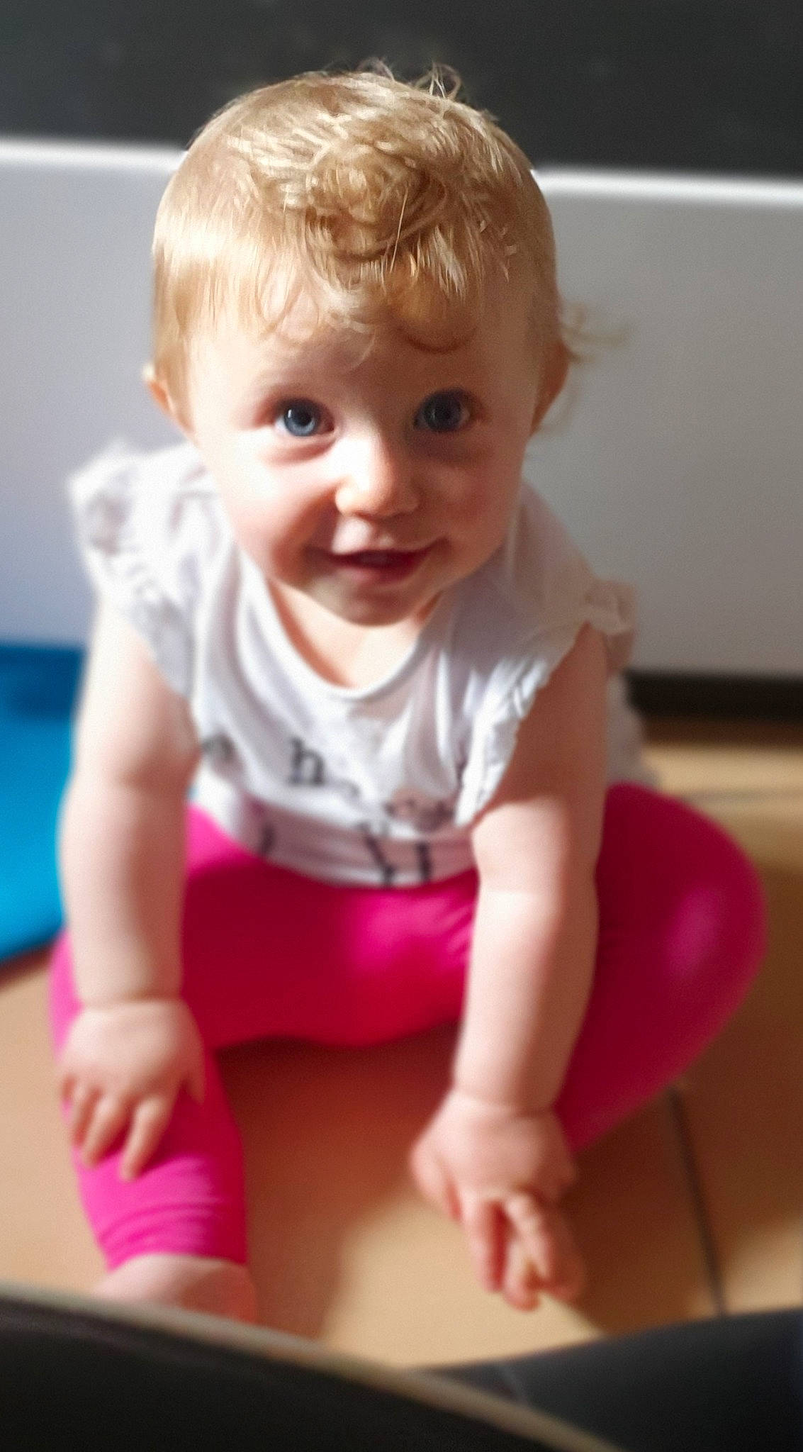 Héloïse participe au concours pour gagner de l'argent avec cette photo : baby, baby_toddler_clothing, blond, cheek, child, person, pink, play, sitting, skin, smile, toddler, tummy_time
