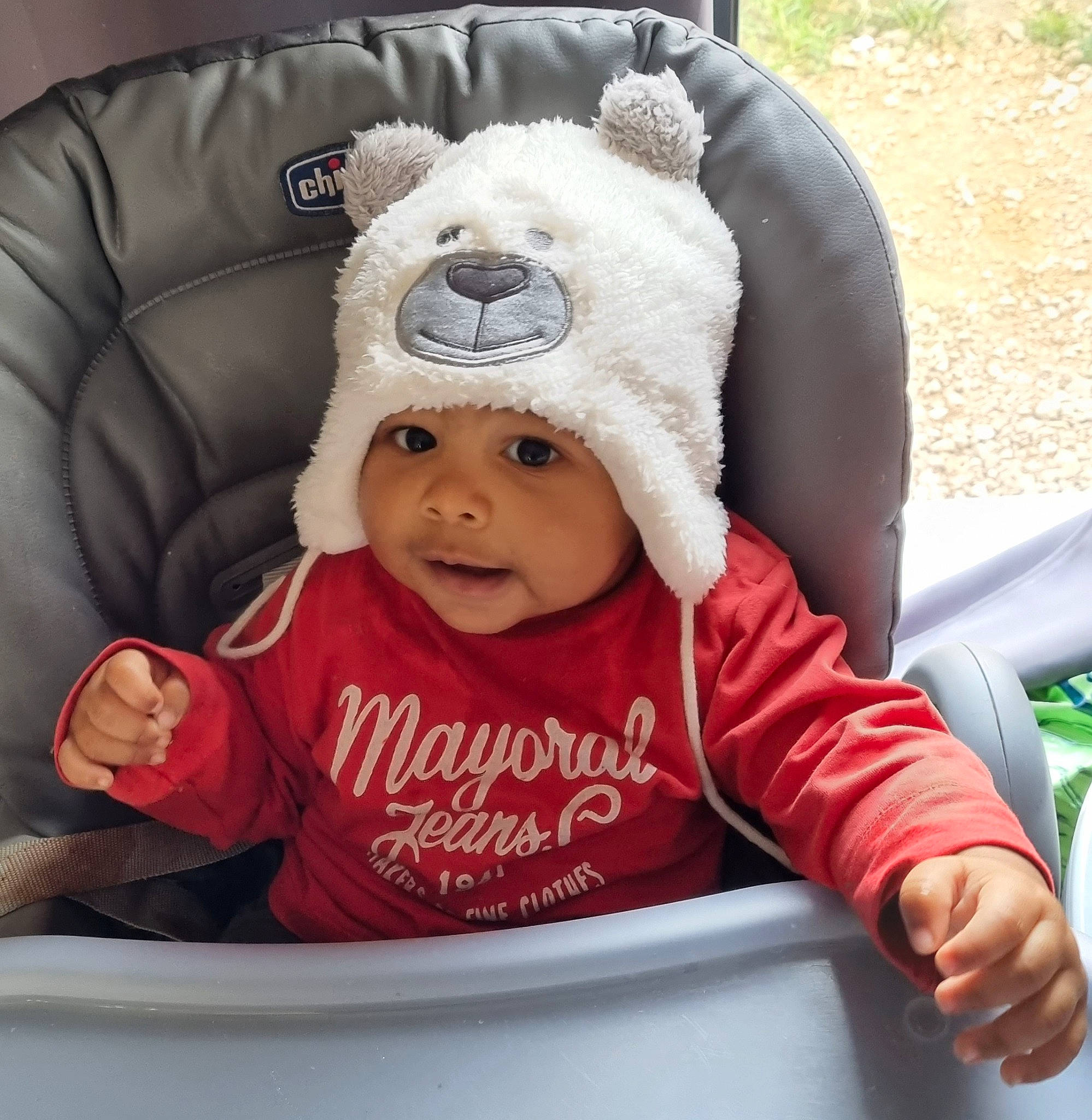 Owen participe au concours pour gagner de l'argent avec cette photo : baby, baby_products, baby_sleeping, baby_toddler_clothing, beanie, cap, child, comfort, costume_hat, fun, grass, happy, headwear, knit_cap, outerwear, person, recreation, sitting, sleeve, smile